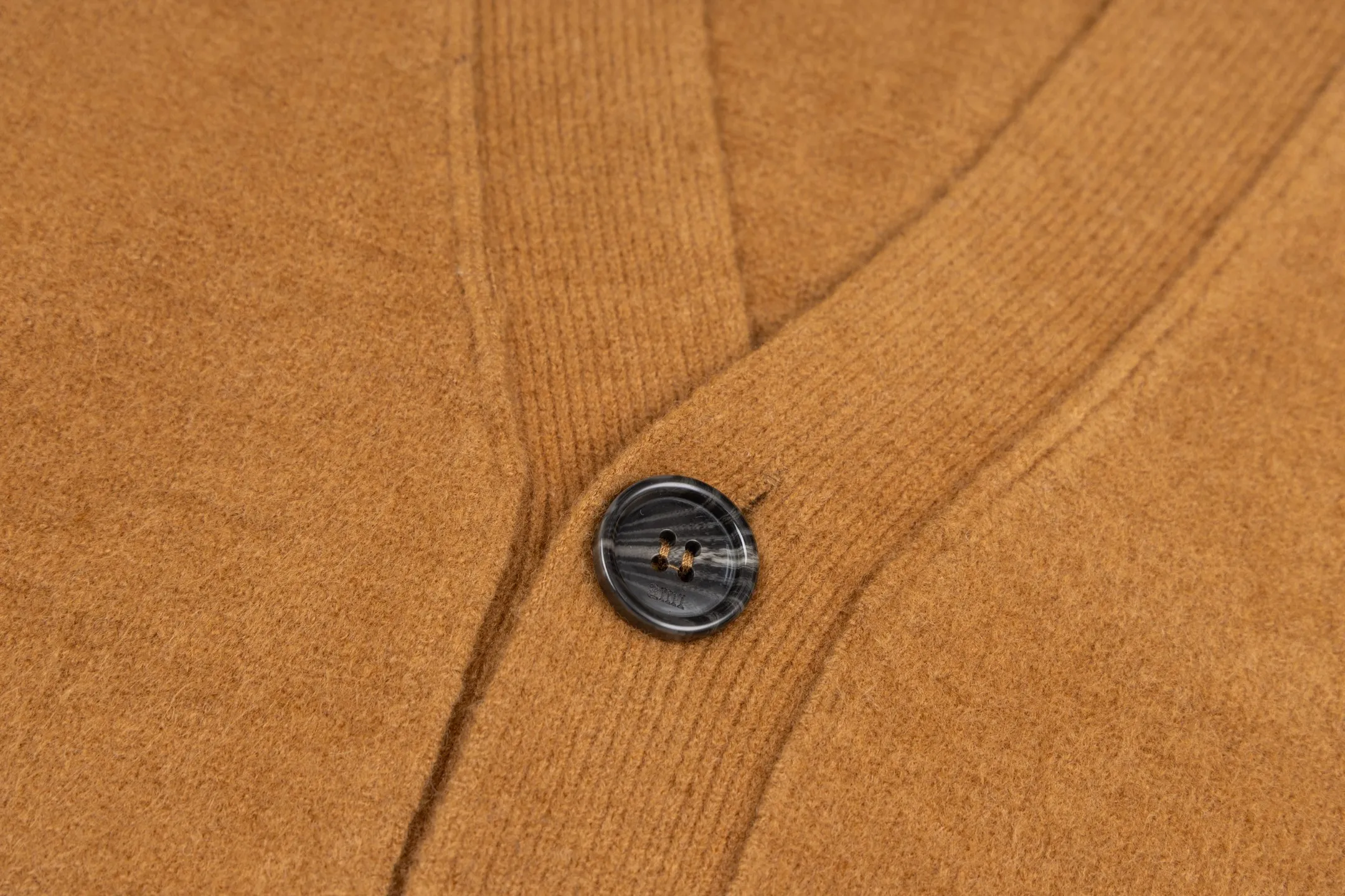 🅿️560 [Exclusive supply] Ami love jacquard knitted cardigan (brown) The original version was purchased for 2,693 and developed. The fabric is made of alpaca wool to maintain a stable pattern. The stitching is even and firm, and the details are meticulously handled, reflecting the brand's strict control over quality. The overall design is simple and elegant, suitable for various occasions. Whether it is business or leisure, it can show an elegant and decent style. The overall wiring is straight and delicate, the fabric is comfortable and soft, and the color is consistent without color difference. It can be matched with the same style to create a fashionable look, and can be used in various occasions. Customized accessories, complete with three standards, the same style for men and women. Size:S-M-L-XL
