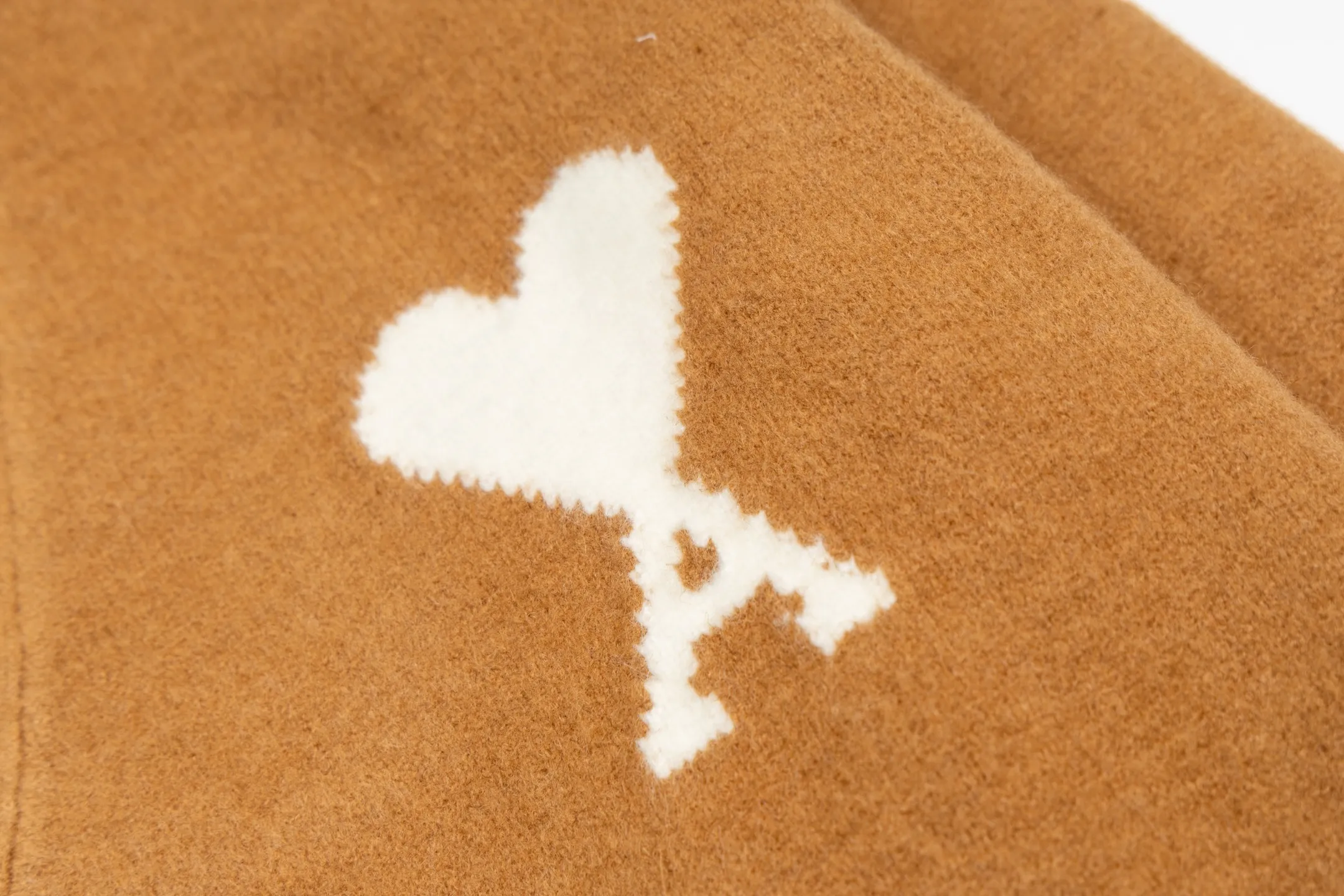 🅿️560 [Exclusive supply] Ami love jacquard knitted cardigan (brown) The original version was purchased for 2,693 and developed. The fabric is made of alpaca wool to maintain a stable pattern. The stitching is even and firm, and the details are meticulously handled, reflecting the brand's strict control over quality. The overall design is simple and elegant, suitable for various occasions. Whether it is business or leisure, it can show an elegant and decent style. The overall wiring is straight and delicate, the fabric is comfortable and soft, and the color is consistent without color difference. It can be matched with the same style to create a fashionable look, and can be used in various occasions. Customized accessories, complete with three standards, the same style for men and women. Size:S-M-L-XL