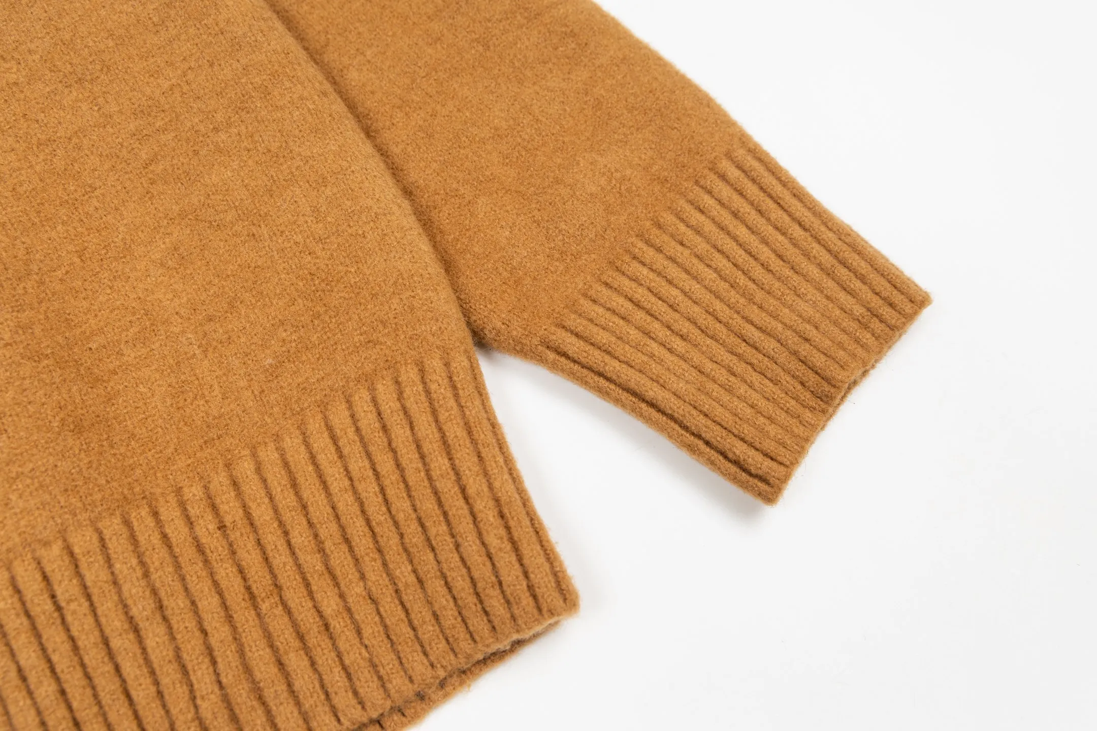 🅿️560 [Exclusive supply] Ami love jacquard knitted cardigan (brown) The original version was purchased for 2,693 and developed. The fabric is made of alpaca wool to maintain a stable pattern. The stitching is even and firm, and the details are meticulously handled, reflecting the brand's strict control over quality. The overall design is simple and elegant, suitable for various occasions. Whether it is business or leisure, it can show an elegant and decent style. The overall wiring is straight and delicate, the fabric is comfortable and soft, and the color is consistent without color difference. It can be matched with the same style to create a fashionable look, and can be used in various occasions. Customized accessories, complete with three standards, the same style for men and women. Size:S-M-L-XL