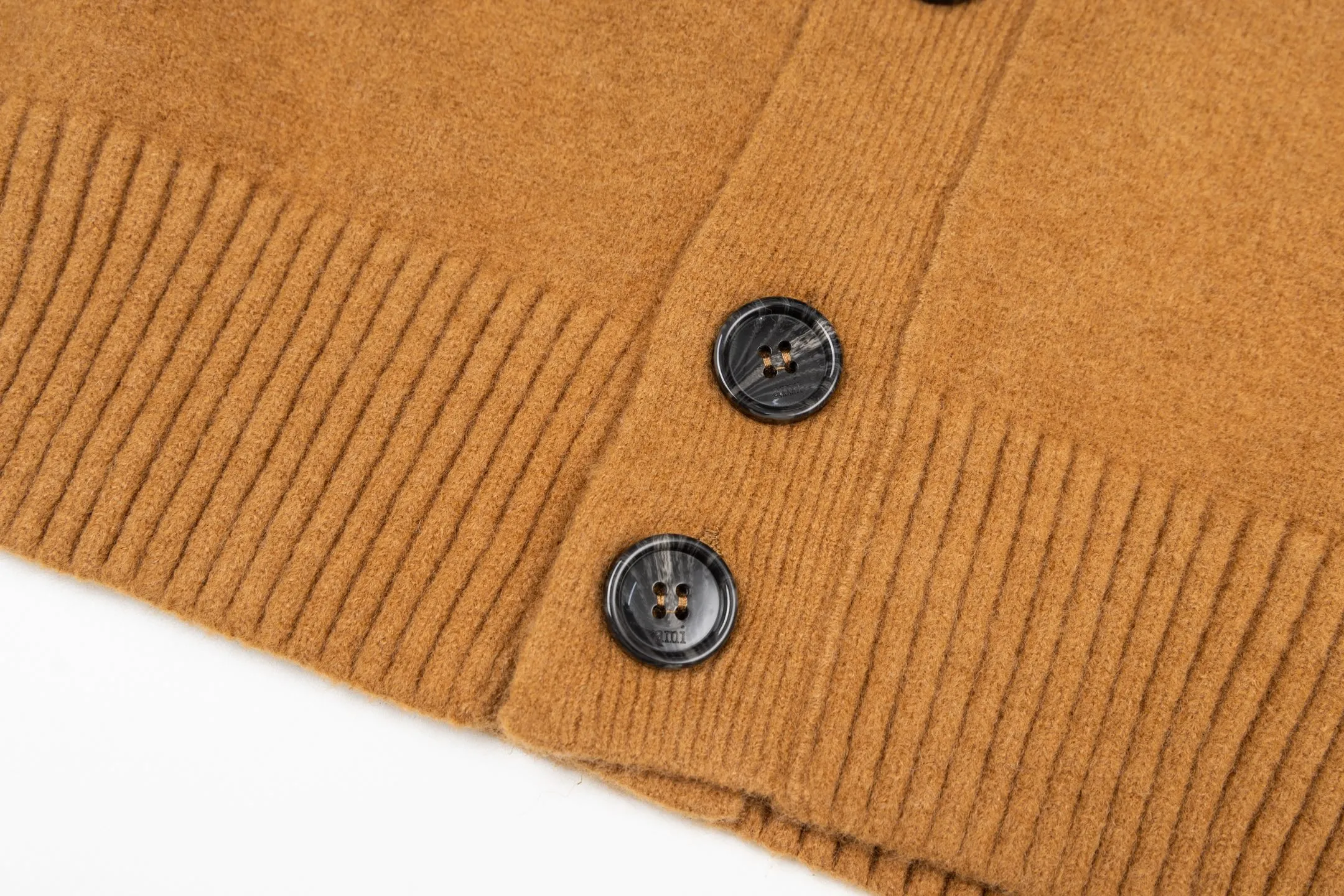 🅿️560 [Exclusive supply] Ami love jacquard knitted cardigan (brown) The original version was purchased for 2,693 and developed. The fabric is made of alpaca wool to maintain a stable pattern. The stitching is even and firm, and the details are meticulously handled, reflecting the brand's strict control over quality. The overall design is simple and elegant, suitable for various occasions. Whether it is business or leisure, it can show an elegant and decent style. The overall wiring is straight and delicate, the fabric is comfortable and soft, and the color is consistent without color difference. It can be matched with the same style to create a fashionable look, and can be used in various occasions. Customized accessories, complete with three standards, the same style for men and women. Size:S-M-L-XL
