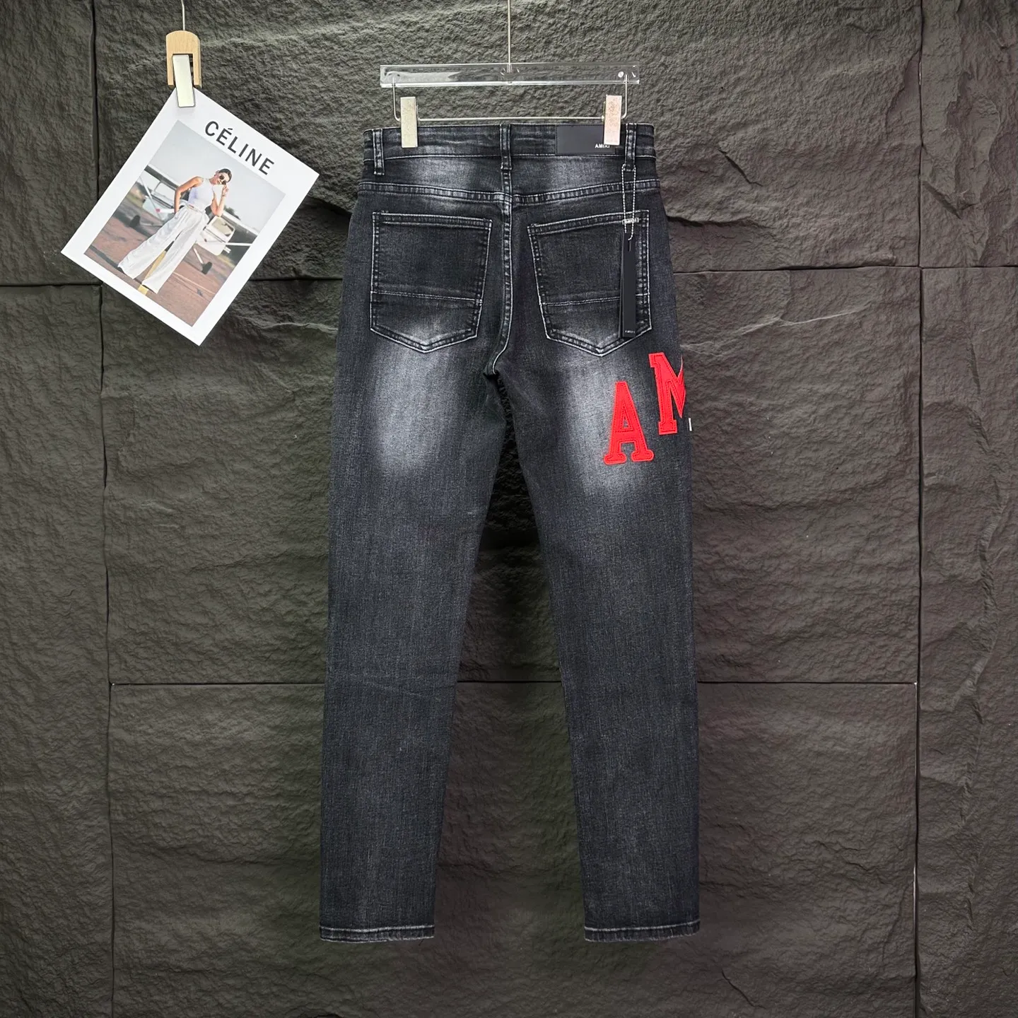 P240 Amiri 2025 new frayed red leather embroidered letters couple style washed stretch jeans 🔥High version🔥High version🔥Top ceiling quality Styles with different washed textures are very friendly to people with thin legs and thick legs. The straight and loose version is very flattering to the leg shape. Moderate length that never goes out of style, easy to match with casually, basic styling for various styles, a must-have in the wardrobe! The fabric is stiff but also makes the upper body soft without losing texture. The washing process is even more perfect. It is a must-have item for everyone! ! ! Washed wheat, tag, pants label, three complete labels Color: washed black Size: 28, 30, 32, 34 (four sizes)