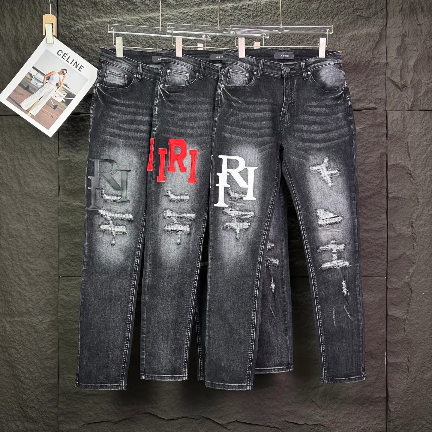 P240 Amiri 2025 new frayed red leather embroidered letters couple style washed stretch jeans 🔥High version🔥High version🔥Top ceiling quality Styles with different washed textures are very friendly to people with thin legs and thick legs. The straight and loose version is very flattering to the leg shape. Moderate length that never goes out of style, easy to match with casually, basic styling for various styles, a must-have in the wardrobe! The fabric is stiff but also makes the upper body soft without losing texture. The washing process is even more perfect. It is a must-have item for everyone! ! ! Washed wheat, tag, pants label, three complete labels Color: washed black Size: 28, 30, 32, 34 (four sizes)