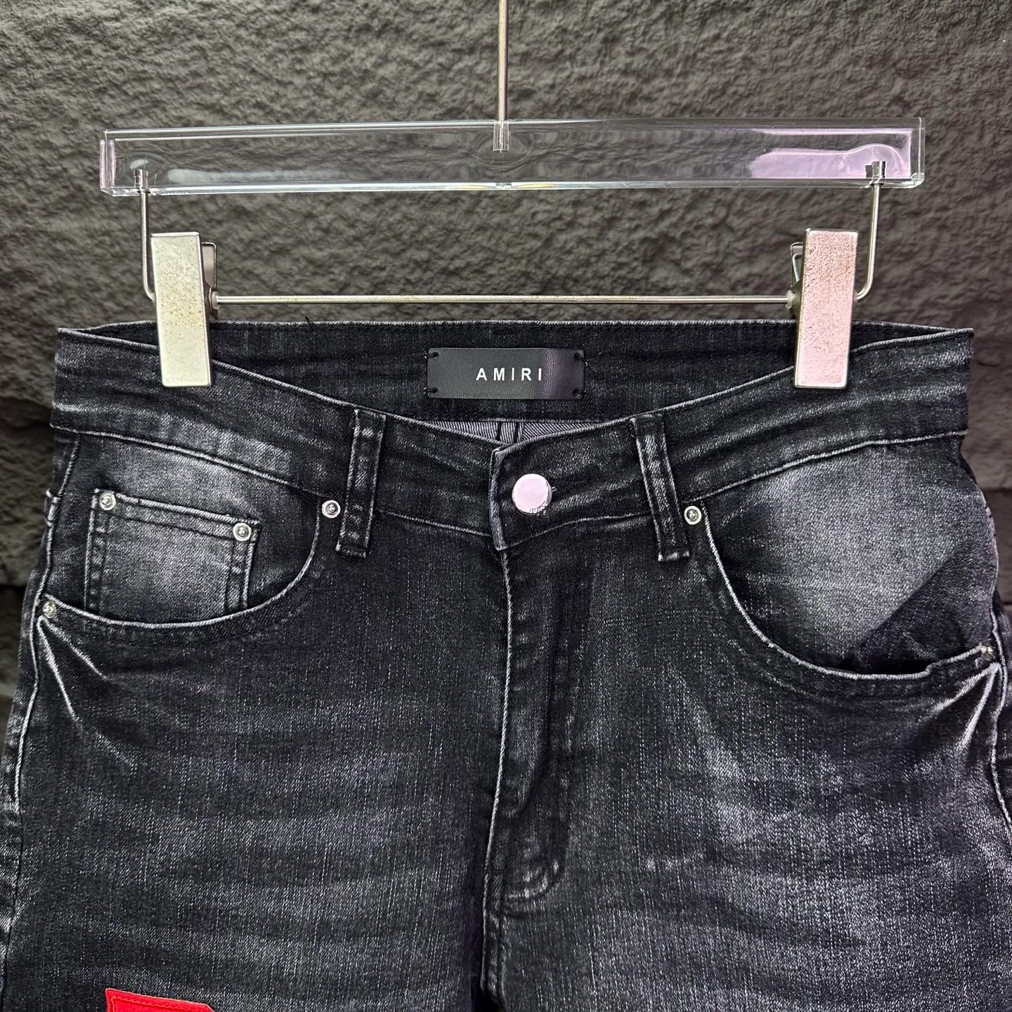 P240 Amiri 2025 new frayed red leather embroidered letters couple style washed stretch jeans 🔥High version🔥High version🔥Top ceiling quality Styles with different washed textures are very friendly to people with thin legs and thick legs. The straight and loose version is very flattering to the leg shape. Moderate length that never goes out of style, easy to match with casually, basic styling for various styles, a must-have in the wardrobe! The fabric is stiff but also makes the upper body soft without losing texture. The washing process is even more perfect. It is a must-have item for everyone! ! ! Washed wheat, tag, pants label, three complete labels Color: washed black Size: 28, 30, 32, 34 (four sizes)
