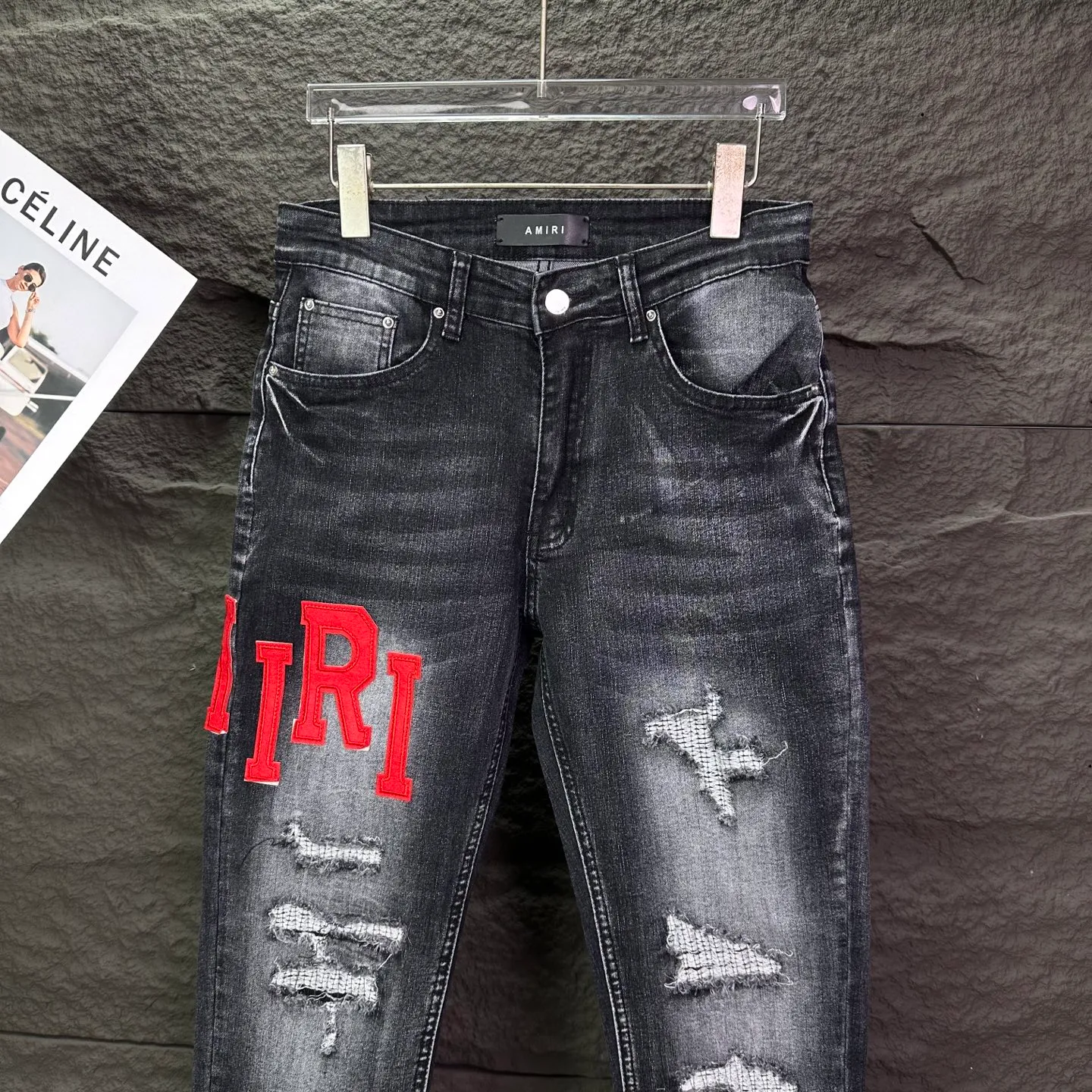 P240 Amiri 2025 new frayed red leather embroidered letters couple style washed stretch jeans 🔥High version🔥High version🔥Top ceiling quality Styles with different washed textures are very friendly to people with thin legs and thick legs. The straight and loose version is very flattering to the leg shape. Moderate length that never goes out of style, easy to match with casually, basic styling for various styles, a must-have in the wardrobe! The fabric is stiff but also makes the upper body soft without losing texture. The washing process is even more perfect. It is a must-have item for everyone! ! ! Washed wheat, tag, pants label, three complete labels Color: washed black Size: 28, 30, 32, 34 (four sizes)