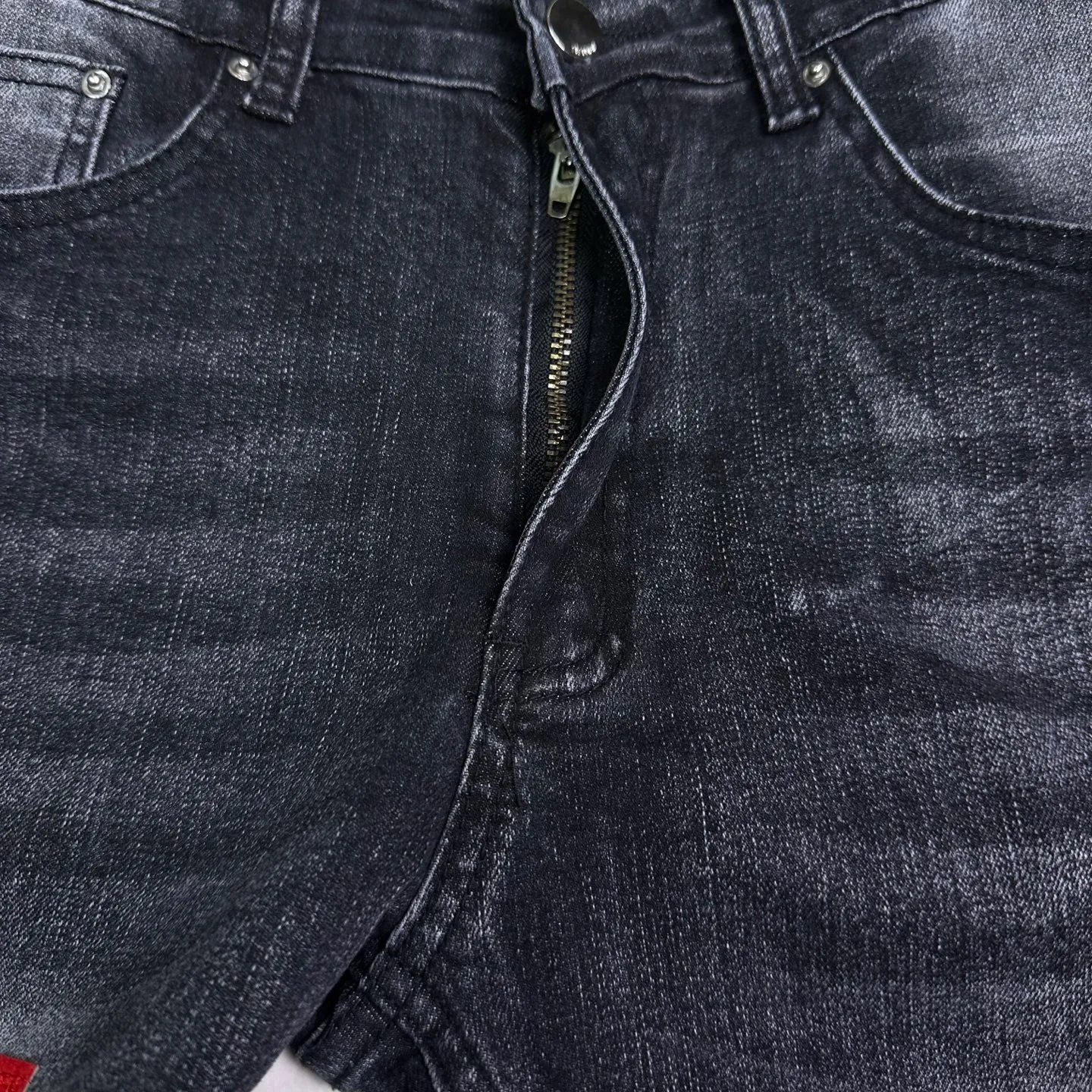 P240 Amiri 2025 new frayed red leather embroidered letters couple style washed stretch jeans 🔥High version🔥High version🔥Top ceiling quality Styles with different washed textures are very friendly to people with thin legs and thick legs. The straight and loose version is very flattering to the leg shape. Moderate length that never goes out of style, easy to match with casually, basic styling for various styles, a must-have in the wardrobe! The fabric is stiff but also makes the upper body soft without losing texture. The washing process is even more perfect. It is a must-have item for everyone! ! ! Washed wheat, tag, pants label, three complete labels Color: washed black Size: 28, 30, 32, 34 (four sizes)
