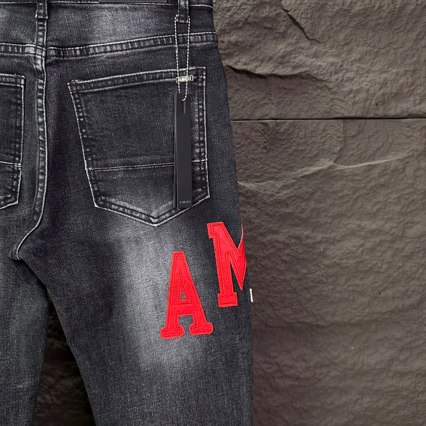 P240 Amiri 2025 new frayed red leather embroidered letters couple style washed stretch jeans 🔥High version🔥High version🔥Top ceiling quality Styles with different washed textures are very friendly to people with thin legs and thick legs. The straight and loose version is very flattering to the leg shape. Moderate length that never goes out of style, easy to match with casually, basic styling for various styles, a must-have in the wardrobe! The fabric is stiff but also makes the upper body soft without losing texture. The washing process is even more perfect. It is a must-have item for everyone! ! ! Washed wheat, tag, pants label, three complete labels Color: washed black Size: 28, 30, 32, 34 (four sizes)