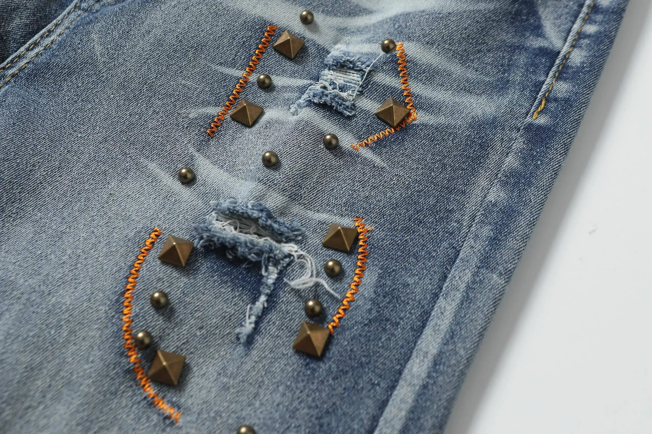 P270 AMIRI patch embroidery jeans trousers AMIRI high street basic ripped jeans trousers Color: Picture color Code number: 28-36