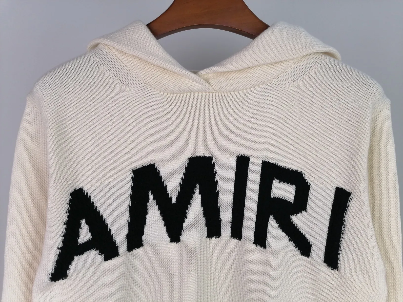 P270 🎉 AMIRI new letter logo jacquard, tassels destroyed holes European and American style (hooded style) sweater, color: pearl white, black size: S M L XL XXL