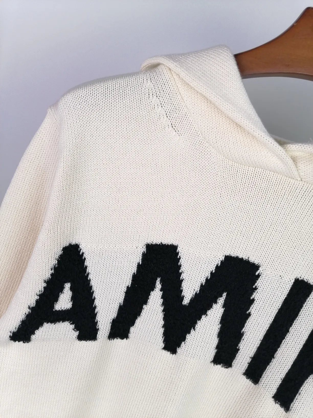P270 🎉 AMIRI new letter logo jacquard, tassels destroyed holes European and American style (hooded style) sweater, color: pearl white, black size: S M L XL XXL