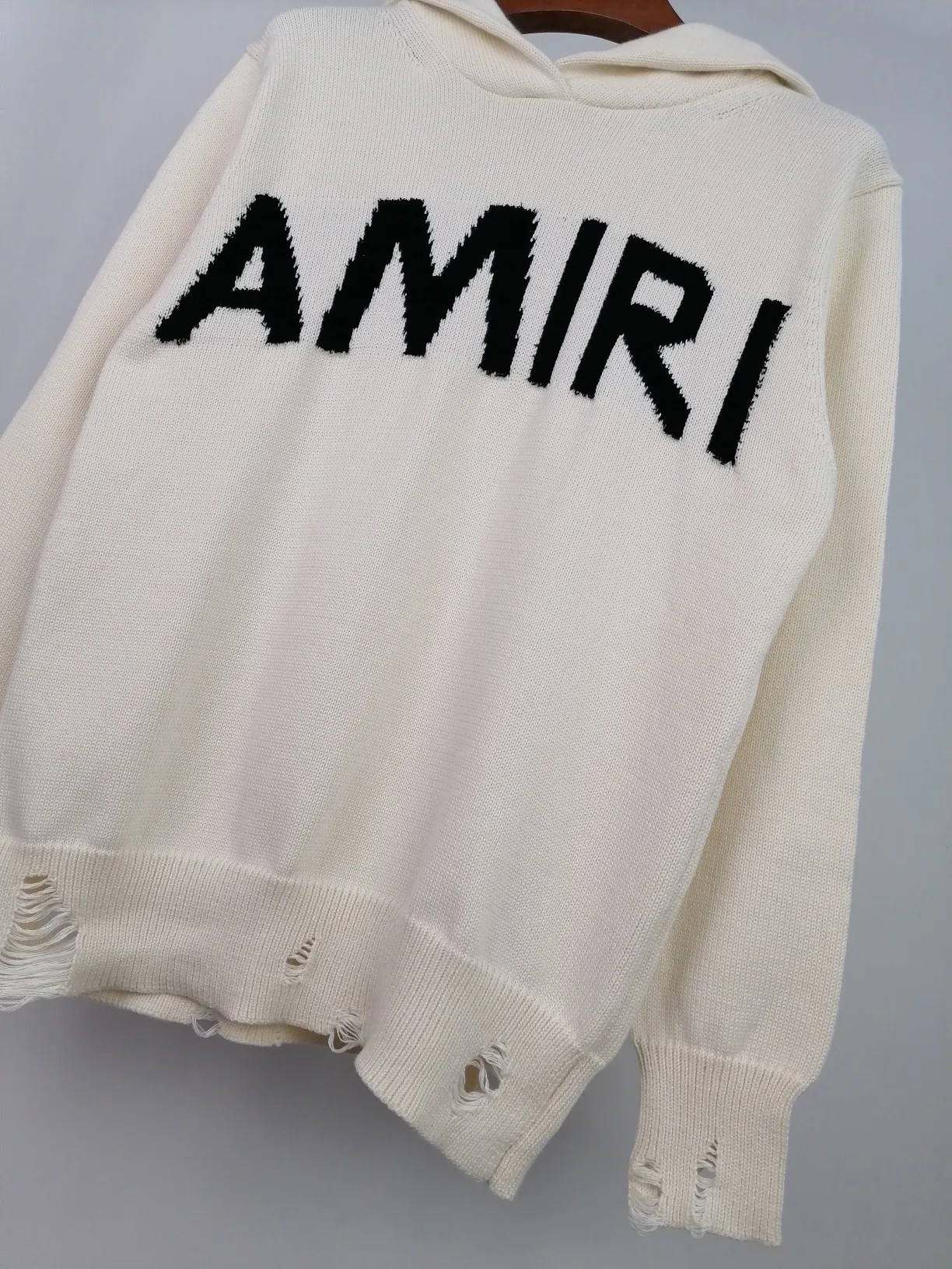 P270 🎉 AMIRI new letter logo jacquard, tassels destroyed holes European and American style (hooded style) sweater, color: pearl white, black size: S M L XL XXL