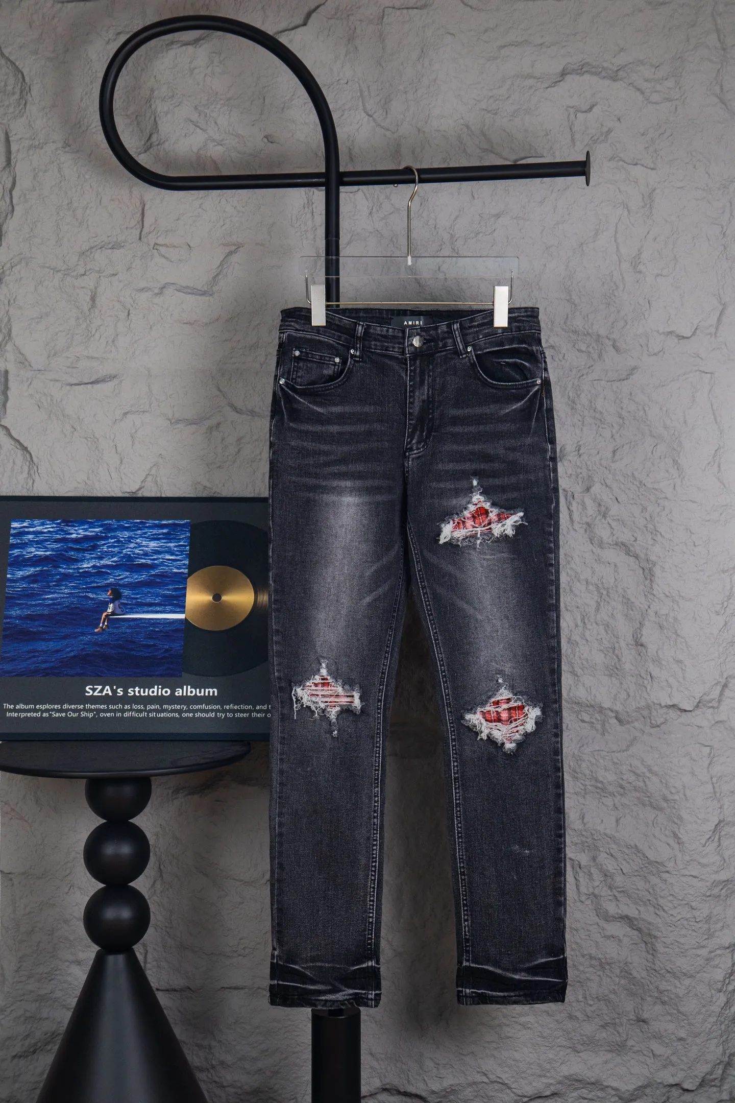 P230 Heavyweight Amiri ripped patch jeans high street slim jeans distressed ripped high street slim jeans trousers - top quality - Introduction: amiri is transliterated as Emil, which is the name of the founder. Mike Amiri, the founder of amiri, grew up in Los Angeles, USA. He was influenced by local street culture and Punk Rock since childhood, so he founded the amiri brand named after himself. A variety of trendy clothing meets the needs of different fashion players. Amiri clothing has novel and unique styles and is a well-known street brand in the United States. The styles and styles of many clothes are loved by many street photographers. The various clothing styles meet the dressing needs of different people, show their unique temperament, and show the trend of dressing. amiri's jeans are relatively famous. Not only do they have many styles, but the quality of the jeans is also very good. Many celebrities have also worn amiri brand jeans.  The jeans of the amiri brand break through the production process and cutting of the original jeans. The fabrics are relatively soft and comfortable, and are not as hard as some jeans, which can irritate the skin and cause the skin to bleed when worn. Los Angeles trendy brand Amiri's jeans are made with great detail from tailoring to texture, adding wrinkles, bullet holes, damage and other details to add to the trendiness of the jeans. You can choose the style that suits you according to your own needs. Only when you wear a suitable style can you have a certain sense of fashion.  In recent years, high street has become a word that appears more and more frequently in men's clothing. High street style has also become an important direction for everyone's matching. High street related items basically cannot avoid oversize or drop-shoulder tops. The lower body is matched with trackpants or tight-fitting denim. In my opinion, the most representative one is perhaps denim. What I bring to you today is the denim worn by many Internet celebrities in Xiaohongshu. It is operated by a Ningbo washing factory. Front and back. The trousers legs have cat whiskers to play with and fade. Full of high-end sense. Knee part damage design with leather patchwork design. Already used as facade design. Leather waist nameplate. Customized crotch placket hardware. Engraving mold opening. The focus of this style is not on washing, but on the shape and version of the damage. The secret lies in the craftsmanship of the master. Later, the cost of fraying, horse cutting, knife cutting, etc. These hand-made products are far beyond comparison with assembly line products. Size S-XL