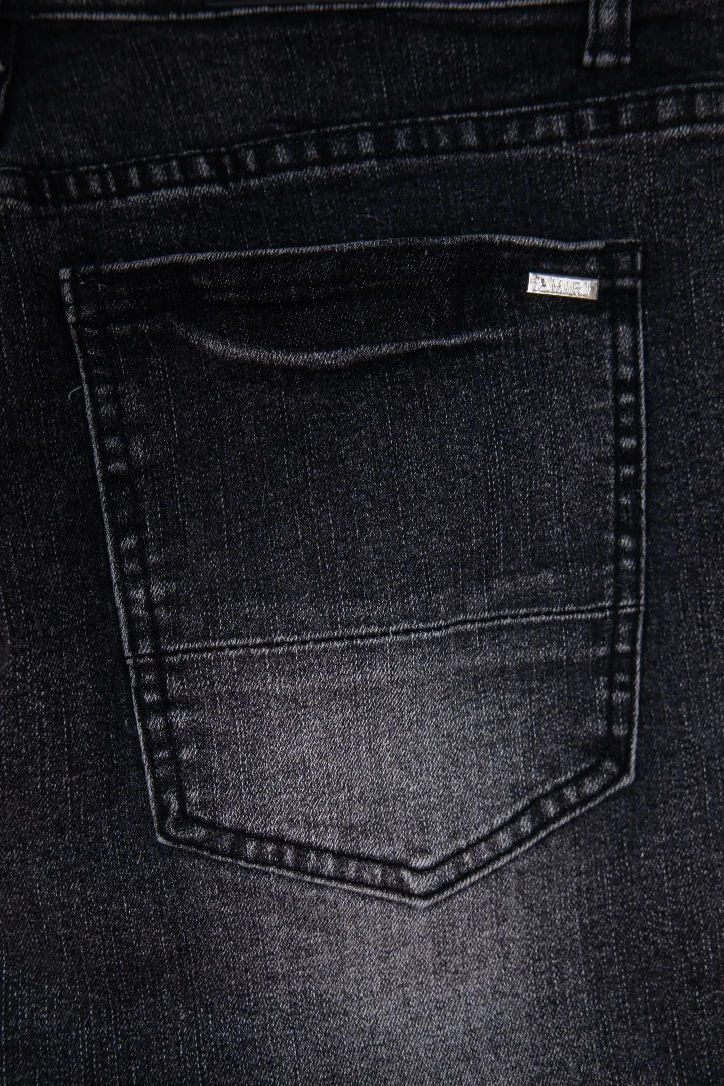 P230 Heavyweight Amiri ripped patch jeans high street slim jeans distressed ripped high street slim jeans trousers - top quality - Introduction: amiri is transliterated as Emil, which is the name of the founder. Mike Amiri, the founder of amiri, grew up in Los Angeles, USA. He was influenced by local street culture and Punk Rock since childhood, so he founded the amiri brand named after himself. A variety of trendy clothing meets the needs of different fashion players. Amiri clothing has novel and unique styles and is a well-known street brand in the United States. The styles and styles of many clothes are loved by many street photographers. The various clothing styles meet the dressing needs of different people, show their unique temperament, and show the trend of dressing. amiri's jeans are relatively famous. Not only do they have many styles, but the quality of the jeans is also very good. Many celebrities have also worn amiri brand jeans.  The jeans of the amiri brand break through the production process and cutting of the original jeans. The fabrics are relatively soft and comfortable, and are not as hard as some jeans, which can irritate the skin and cause the skin to bleed when worn. Los Angeles trendy brand Amiri's jeans are made with great detail from tailoring to texture, adding wrinkles, bullet holes, damage and other details to add to the trendiness of the jeans. You can choose the style that suits you according to your own needs. Only when you wear a suitable style can you have a certain sense of fashion.  In recent years, high street has become a word that appears more and more frequently in men's clothing. High street style has also become an important direction for everyone's matching. High street related items basically cannot avoid oversize or drop-shoulder tops. The lower body is matched with trackpants or tight-fitting denim. In my opinion, the most representative one is perhaps denim. What I bring to you today is the denim worn by many Internet celebrities in Xiaohongshu. It is operated by a Ningbo washing factory. Front and back. The trousers legs have cat whiskers to play with and fade. Full of high-end sense. Knee part damage design with leather patchwork design. Already used as facade design. Leather waist nameplate. Customized crotch placket hardware. Engraving mold opening. The focus of this style is not on washing, but on the shape and version of the damage. The secret lies in the craftsmanship of the master. Later, the cost of fraying, horse cutting, knife cutting, etc. These hand-made products are far beyond comparison with assembly line products. Size S-XL