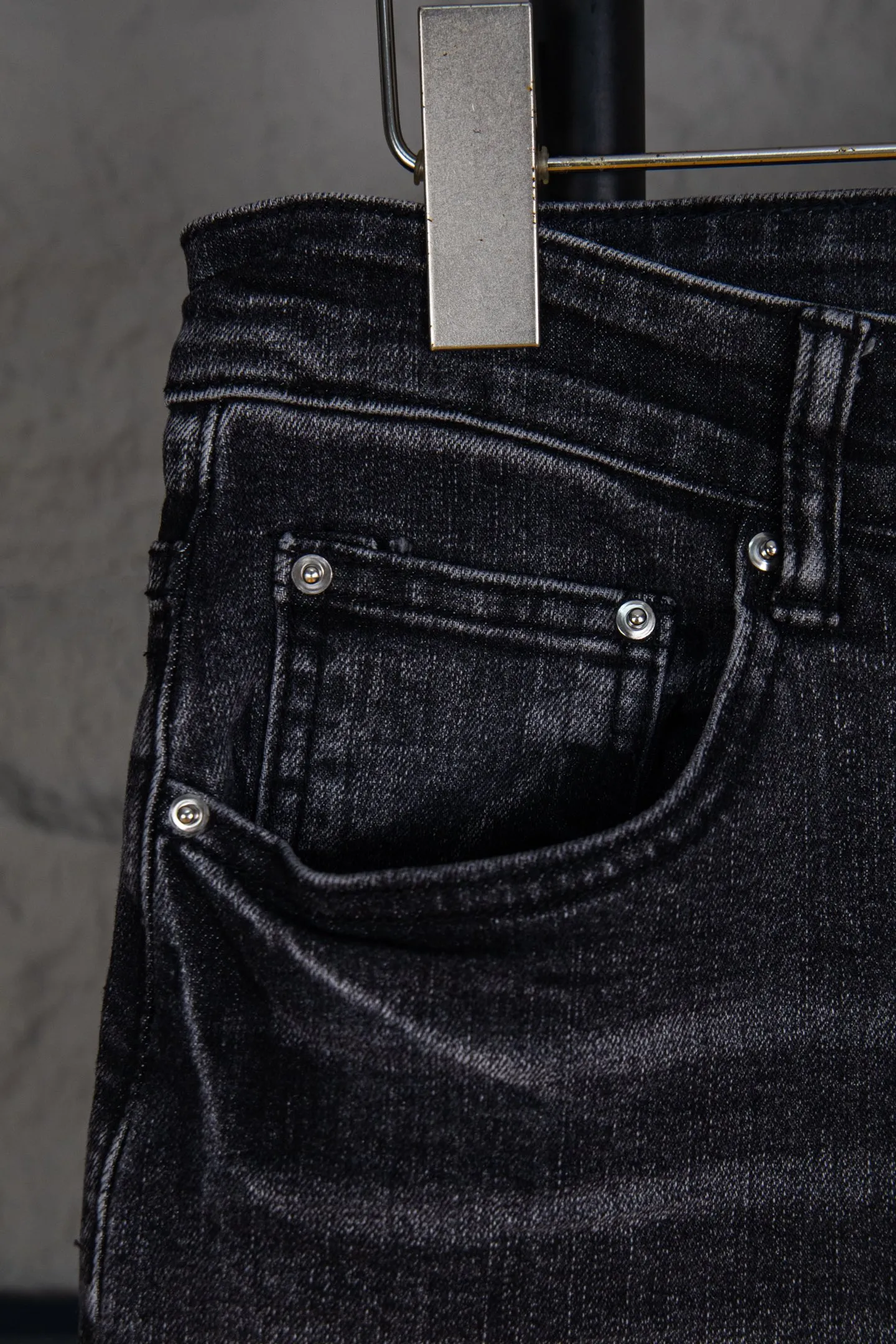 P230 Heavyweight Amiri ripped patch jeans high street slim jeans distressed ripped high street slim jeans trousers - top quality - Introduction: amiri is transliterated as Emil, which is the name of the founder. Mike Amiri, the founder of amiri, grew up in Los Angeles, USA. He was influenced by local street culture and Punk Rock since childhood, so he founded the amiri brand named after himself. A variety of trendy clothing meets the needs of different fashion players. Amiri clothing has novel and unique styles and is a well-known street brand in the United States. The styles and styles of many clothes are loved by many street photographers. The various clothing styles meet the dressing needs of different people, show their unique temperament, and show the trend of dressing. amiri's jeans are relatively famous. Not only do they have many styles, but the quality of the jeans is also very good. Many celebrities have also worn amiri brand jeans.  The jeans of the amiri brand break through the production process and cutting of the original jeans. The fabrics are relatively soft and comfortable, and are not as hard as some jeans, which can irritate the skin and cause the skin to bleed when worn. Los Angeles trendy brand Amiri's jeans are made with great detail from tailoring to texture, adding wrinkles, bullet holes, damage and other details to add to the trendiness of the jeans. You can choose the style that suits you according to your own needs. Only when you wear a suitable style can you have a certain sense of fashion.  In recent years, high street has become a word that appears more and more frequently in men's clothing. High street style has also become an important direction for everyone's matching. High street related items basically cannot avoid oversize or drop-shoulder tops. The lower body is matched with trackpants or tight-fitting denim. In my opinion, the most representative one is perhaps denim. What I bring to you today is the denim worn by many Internet celebrities in Xiaohongshu. It is operated by a Ningbo washing factory. Front and back. The trousers legs have cat whiskers to play with and fade. Full of high-end sense. Knee part damage design with leather patchwork design. Already used as facade design. Leather waist nameplate. Customized crotch placket hardware. Engraving mold opening. The focus of this style is not on washing, but on the shape and version of the damage. The secret lies in the craftsmanship of the master. Later, the cost of fraying, horse cutting, knife cutting, etc. These hand-made products are far beyond comparison with assembly line products. Size S-XL
