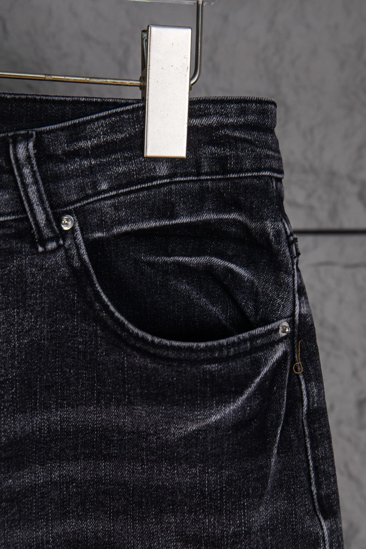 P230 Heavyweight Amiri ripped patch jeans high street slim jeans distressed ripped high street slim jeans trousers - top quality - Introduction: amiri is transliterated as Emil, which is the name of the founder. Mike Amiri, the founder of amiri, grew up in Los Angeles, USA. He was influenced by local street culture and Punk Rock since childhood, so he founded the amiri brand named after himself. A variety of trendy clothing meets the needs of different fashion players. Amiri clothing has novel and unique styles and is a well-known street brand in the United States. The styles and styles of many clothes are loved by many street photographers. The various clothing styles meet the dressing needs of different people, show their unique temperament, and show the trend of dressing. amiri's jeans are relatively famous. Not only do they have many styles, but the quality of the jeans is also very good. Many celebrities have also worn amiri brand jeans.  The jeans of the amiri brand break through the production process and cutting of the original jeans. The fabrics are relatively soft and comfortable, and are not as hard as some jeans, which can irritate the skin and cause the skin to bleed when worn. Los Angeles trendy brand Amiri's jeans are made with great detail from tailoring to texture, adding wrinkles, bullet holes, damage and other details to add to the trendiness of the jeans. You can choose the style that suits you according to your own needs. Only when you wear a suitable style can you have a certain sense of fashion.  In recent years, high street has become a word that appears more and more frequently in men's clothing. High street style has also become an important direction for everyone's matching. High street related items basically cannot avoid oversize or drop-shoulder tops. The lower body is matched with trackpants or tight-fitting denim. In my opinion, the most representative one is perhaps denim. What I bring to you today is the denim worn by many Internet celebrities in Xiaohongshu. It is operated by a Ningbo washing factory. Front and back. The trousers legs have cat whiskers to play with and fade. Full of high-end sense. Knee part damage design with leather patchwork design. Already used as facade design. Leather waist nameplate. Customized crotch placket hardware. Engraving mold opening. The focus of this style is not on washing, but on the shape and version of the damage. The secret lies in the craftsmanship of the master. Later, the cost of fraying, horse cutting, knife cutting, etc. These hand-made products are far beyond comparison with assembly line products. Size S-XL