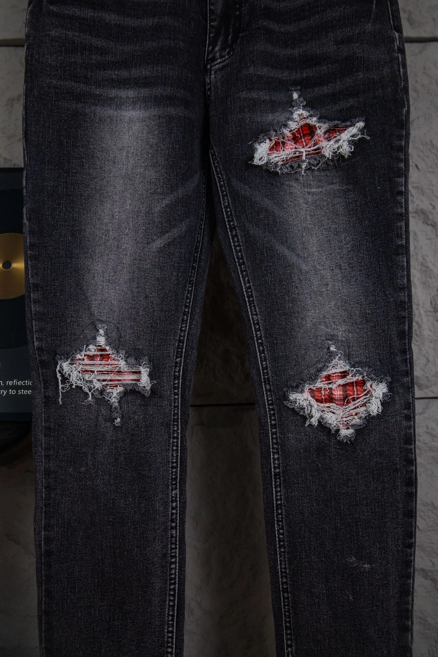 P230 Heavyweight Amiri ripped patch jeans high street slim jeans distressed ripped high street slim jeans trousers - top quality - Introduction: amiri is transliterated as Emil, which is the name of the founder. Mike Amiri, the founder of amiri, grew up in Los Angeles, USA. He was influenced by local street culture and Punk Rock since childhood, so he founded the amiri brand named after himself. A variety of trendy clothing meets the needs of different fashion players. Amiri clothing has novel and unique styles and is a well-known street brand in the United States. The styles and styles of many clothes are loved by many street photographers. The various clothing styles meet the dressing needs of different people, show their unique temperament, and show the trend of dressing. amiri's jeans are relatively famous. Not only do they have many styles, but the quality of the jeans is also very good. Many celebrities have also worn amiri brand jeans.  The jeans of the amiri brand break through the production process and cutting of the original jeans. The fabrics are relatively soft and comfortable, and are not as hard as some jeans, which can irritate the skin and cause the skin to bleed when worn. Los Angeles trendy brand Amiri's jeans are made with great detail from tailoring to texture, adding wrinkles, bullet holes, damage and other details to add to the trendiness of the jeans. You can choose the style that suits you according to your own needs. Only when you wear a suitable style can you have a certain sense of fashion.  In recent years, high street has become a word that appears more and more frequently in men's clothing. High street style has also become an important direction for everyone's matching. High street related items basically cannot avoid oversize or drop-shoulder tops. The lower body is matched with trackpants or tight-fitting denim. In my opinion, the most representative one is perhaps denim. What I bring to you today is the denim worn by many Internet celebrities in Xiaohongshu. It is operated by a Ningbo washing factory. Front and back. The trousers legs have cat whiskers to play with and fade. Full of high-end sense. Knee part damage design with leather patchwork design. Already used as facade design. Leather waist nameplate. Customized crotch placket hardware. Engraving mold opening. The focus of this style is not on washing, but on the shape and version of the damage. The secret lies in the craftsmanship of the master. Later, the cost of fraying, horse cutting, knife cutting, etc. These hand-made products are far beyond comparison with assembly line products. Size S-XL
