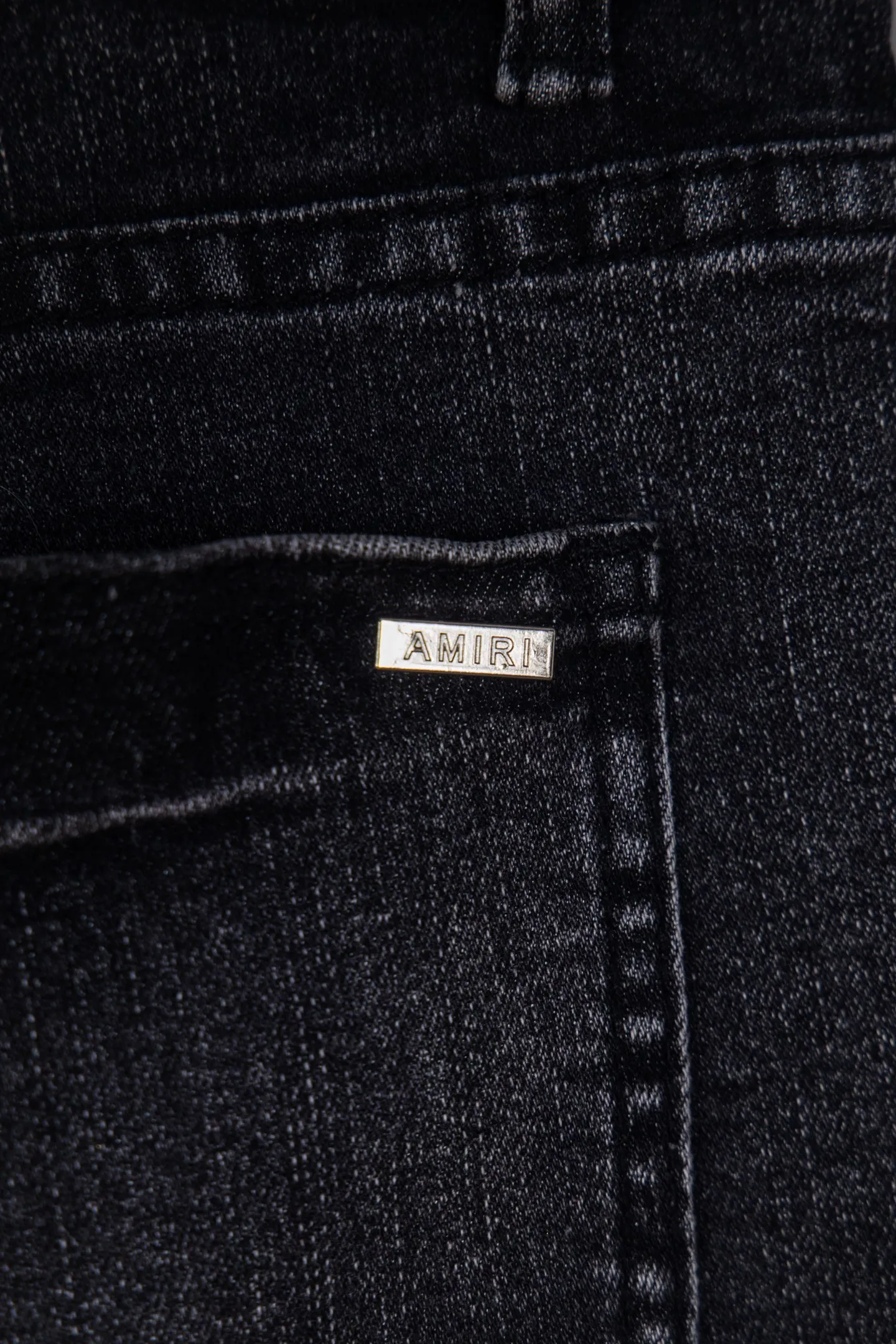 P230 Heavyweight Amiri ripped patch jeans high street slim jeans distressed ripped high street slim jeans trousers - top quality - Introduction: amiri is transliterated as Emil, which is the name of the founder. Mike Amiri, the founder of amiri, grew up in Los Angeles, USA. He was influenced by local street culture and Punk Rock since childhood, so he founded the amiri brand named after himself. A variety of trendy clothing meets the needs of different fashion players. Amiri clothing has novel and unique styles and is a well-known street brand in the United States. The styles and styles of many clothes are loved by many street photographers. The various clothing styles meet the dressing needs of different people, show their unique temperament, and show the trend of dressing. amiri's jeans are relatively famous. Not only do they have many styles, but the quality of the jeans is also very good. Many celebrities have also worn amiri brand jeans.  The jeans of the amiri brand break through the production process and cutting of the original jeans. The fabrics are relatively soft and comfortable, and are not as hard as some jeans, which can irritate the skin and cause the skin to bleed when worn. Los Angeles trendy brand Amiri's jeans are made with great detail from tailoring to texture, adding wrinkles, bullet holes, damage and other details to add to the trendiness of the jeans. You can choose the style that suits you according to your own needs. Only when you wear a suitable style can you have a certain sense of fashion.  In recent years, high street has become a word that appears more and more frequently in men's clothing. High street style has also become an important direction for everyone's matching. High street related items basically cannot avoid oversize or drop-shoulder tops. The lower body is matched with trackpants or tight-fitting denim. In my opinion, the most representative one is perhaps denim. What I bring to you today is the denim worn by many Internet celebrities in Xiaohongshu. It is operated by a Ningbo washing factory. Front and back. The trousers legs have cat whiskers to play with and fade. Full of high-end sense. Knee part damage design with leather patchwork design. Already used as facade design. Leather waist nameplate. Customized crotch placket hardware. Engraving mold opening. The focus of this style is not on washing, but on the shape and version of the damage. The secret lies in the craftsmanship of the master. Later, the cost of fraying, horse cutting, knife cutting, etc. These hand-made products are far beyond comparison with assembly line products. Size S-XL