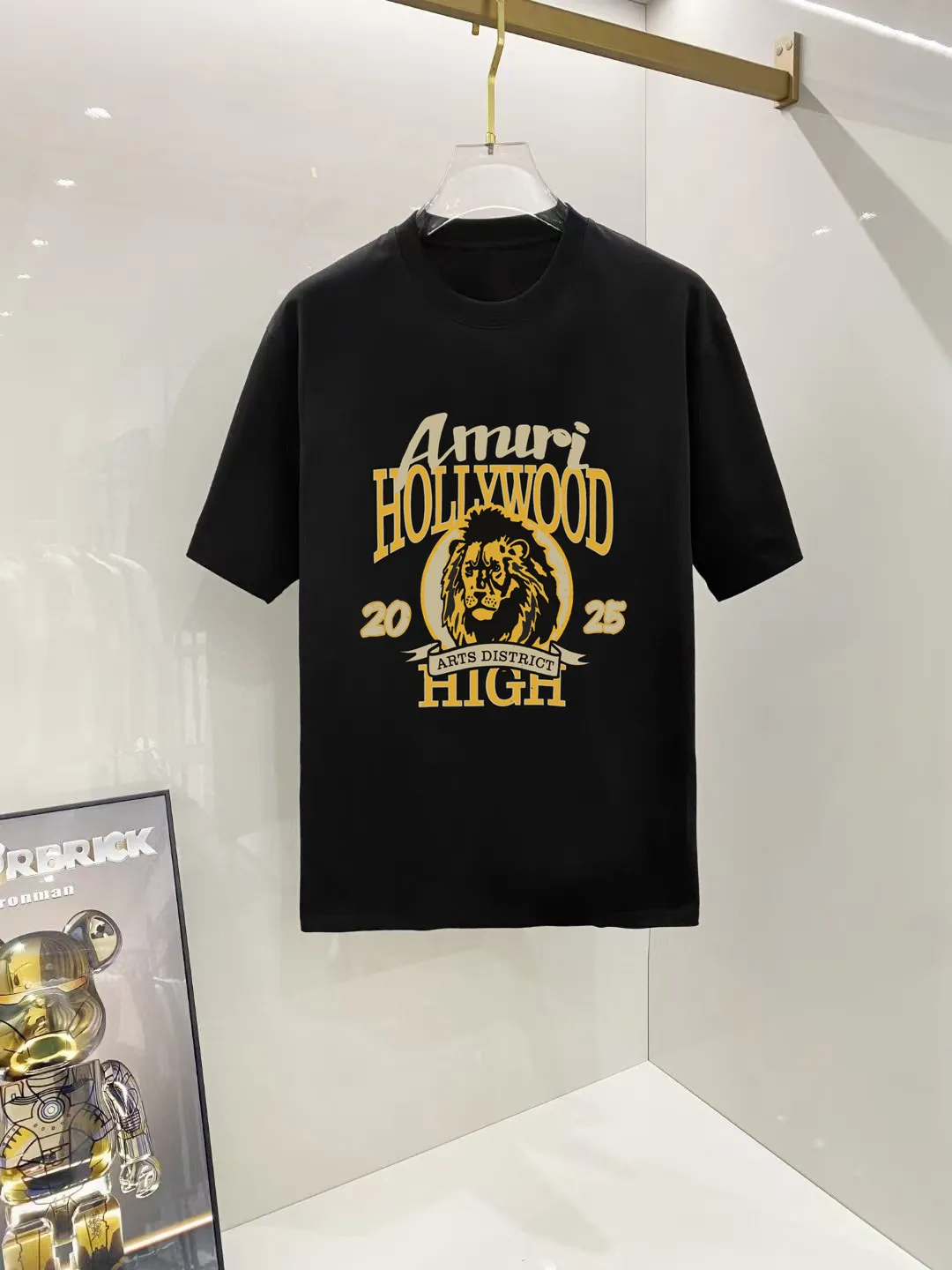 P140 AMIRI# 2025 spring and summer new style debut counter, the latest short-sleeved round neck T-shirt, high-end custom design, avant-garde and fashionable! The brand logo is designed with heavy craftsmanship. High-end customized 250g Xinjiang long-staple cotton fabric. Soft to the touch. Comfortable to wear. Exquisite stitching at the counter level. Fine workmanship. The upper body effect is incomparably handsome! A must-have item for a stylish man! Color: black. White! Size: S M L