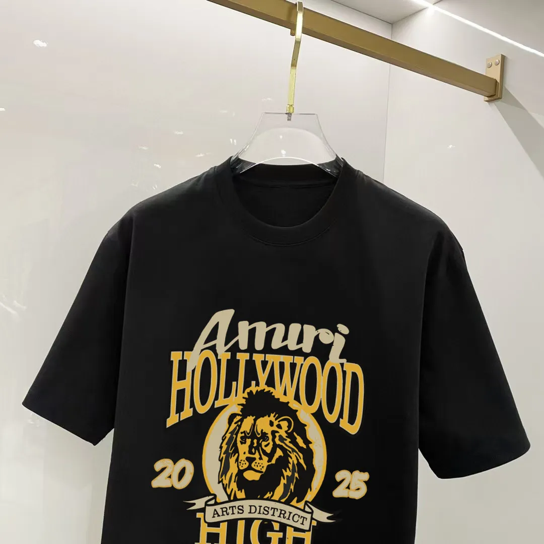 P140 AMIRI# 2025 spring and summer new style debut counter, the latest short-sleeved round neck T-shirt, high-end custom design, avant-garde and fashionable! The brand logo is designed with heavy craftsmanship. High-end customized 250g Xinjiang long-staple cotton fabric. Soft to the touch. Comfortable to wear. Exquisite stitching at the counter level. Fine workmanship. The upper body effect is incomparably handsome! A must-have item for a stylish man! Color: black. White! Size: S M L