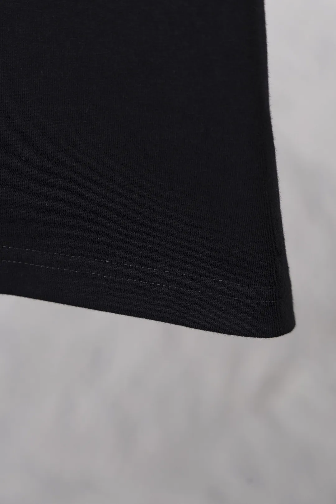 P280 AMIRI exclusively provides new trendy men’s fashionable round neck short-sleeved shorts suits, trendy and fashionable casual short-sleeved suits! It has high breathability and comfort, impeccable details, and brand element design concept, reflecting high quality. It presents a casual cut and the upper body shape is great! Material: 250g Xinjiang long-staple cotton short sleeves + 360g pure cotton terry shorts Size: S M L Due to manual measurement, there is a deviation of about 1-3CM in size.
