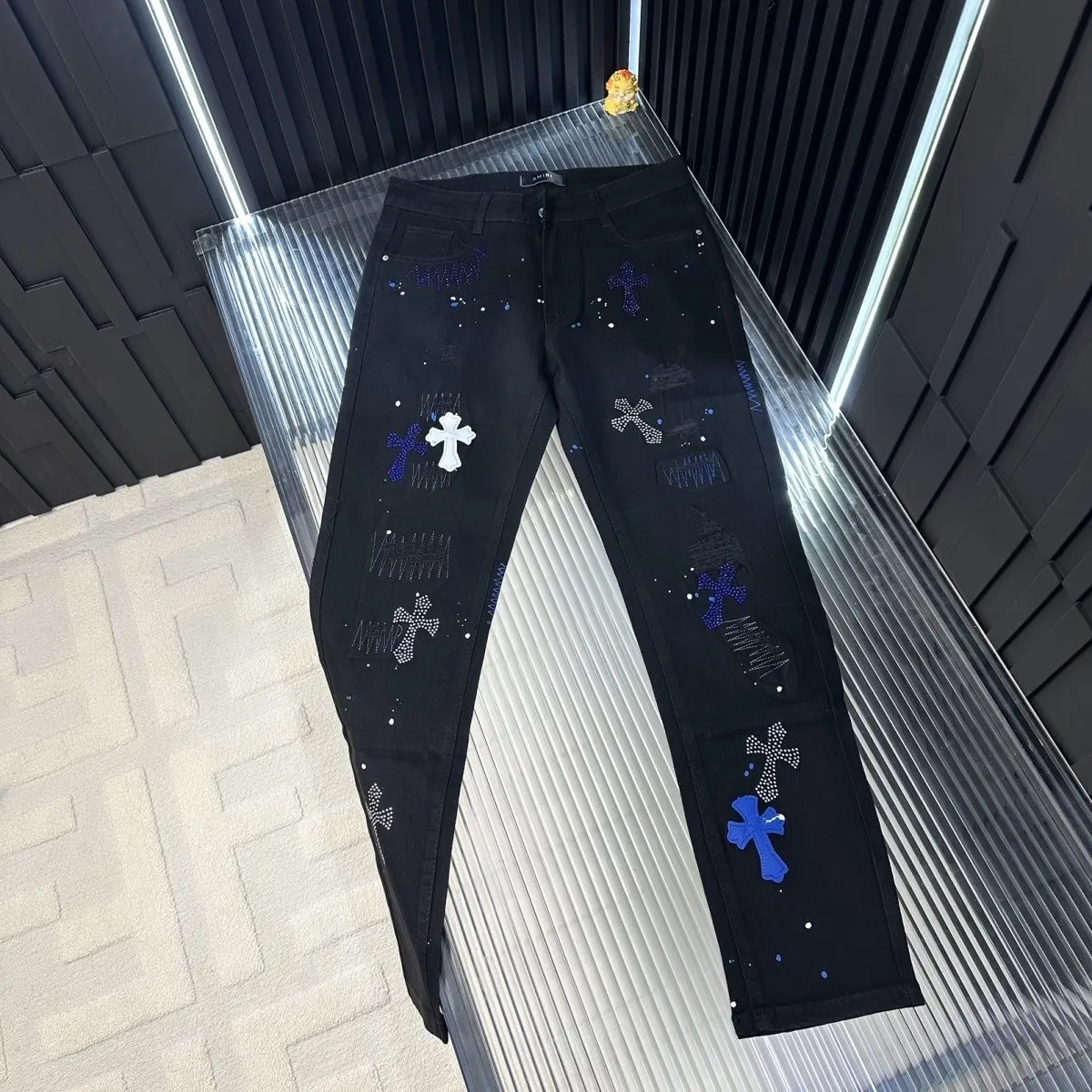 P186 💰 AMIRI popular high street jeans slim fit stretch washed knife cut trousers for men AMIRI amiri is transliterated as Emil, which is the name of the founder. Mike Amiri, the founder of amiri, grew up in Los Angeles, USA. He was influenced by local street culture and Punk Rock since he was a child, so he founded the amiri brand named after himself. A variety of trendy brand clothing meets the needs of different fashion players. Amiri clothing has novel and unique styles and is a well-known street brand in the United States. The styles and styles of many clothes are loved by many street photographers. The various clothing styles meet the dressing needs of different people, show their unique temperament, and show the trend of dressing. amiri's jeans are relatively famous. Not only do they have many styles, but the quality of the jeans is also very good. Many celebrities have also worn amiri brand jeans. Color: Picture color Size: 30, 32, 34, 36