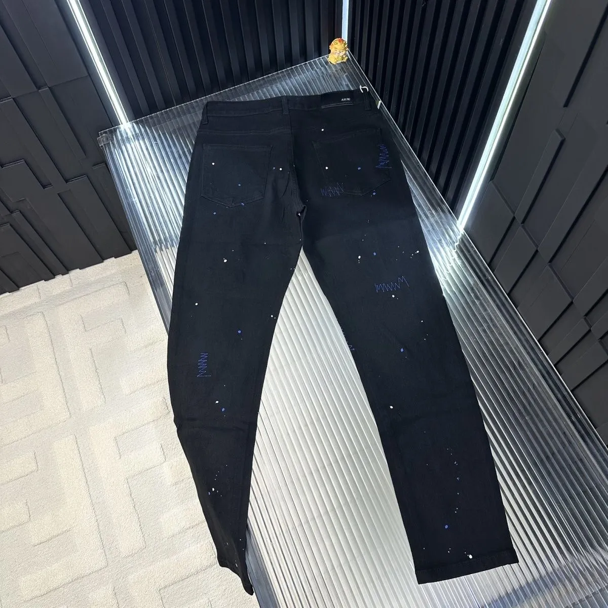 P186 💰 AMIRI popular high street jeans slim fit stretch washed knife cut trousers for men AMIRI amiri is transliterated as Emil, which is the name of the founder. Mike Amiri, the founder of amiri, grew up in Los Angeles, USA. He was influenced by local street culture and Punk Rock since he was a child, so he founded the amiri brand named after himself. A variety of trendy brand clothing meets the needs of different fashion players. Amiri clothing has novel and unique styles and is a well-known street brand in the United States. The styles and styles of many clothes are loved by many street photographers. The various clothing styles meet the dressing needs of different people, show their unique temperament, and show the trend of dressing. amiri's jeans are relatively famous. Not only do they have many styles, but the quality of the jeans is also very good. Many celebrities have also worn amiri brand jeans. Color: Picture color Size: 30, 32, 34, 36