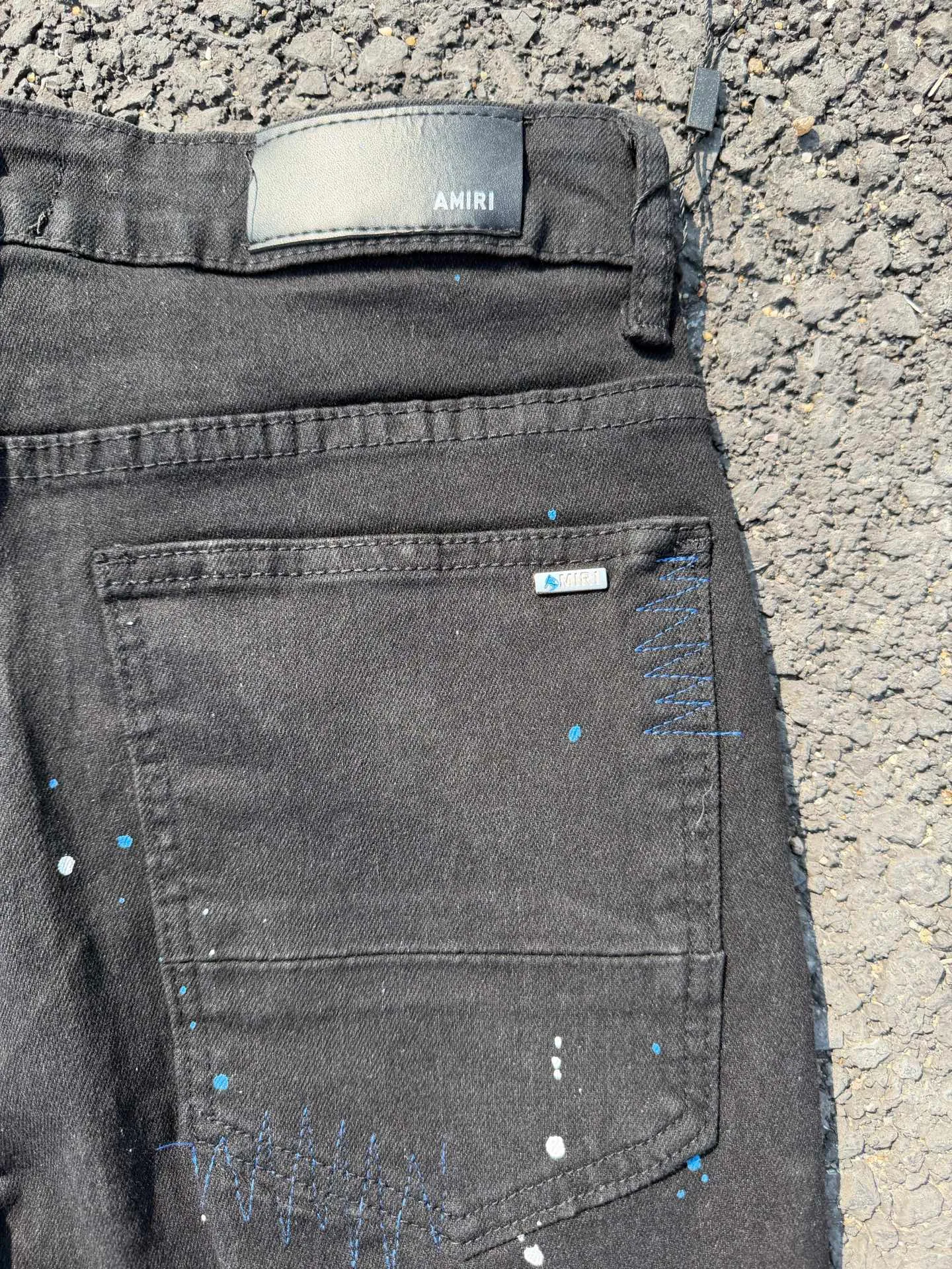 P186 💰 AMIRI popular high street jeans slim fit stretch washed knife cut trousers for men AMIRI amiri is transliterated as Emil, which is the name of the founder. Mike Amiri, the founder of amiri, grew up in Los Angeles, USA. He was influenced by local street culture and Punk Rock since he was a child, so he founded the amiri brand named after himself. A variety of trendy brand clothing meets the needs of different fashion players. Amiri clothing has novel and unique styles and is a well-known street brand in the United States. The styles and styles of many clothes are loved by many street photographers. The various clothing styles meet the dressing needs of different people, show their unique temperament, and show the trend of dressing. amiri's jeans are relatively famous. Not only do they have many styles, but the quality of the jeans is also very good. Many celebrities have also worn amiri brand jeans. Color: Picture color Size: 30, 32, 34, 36
