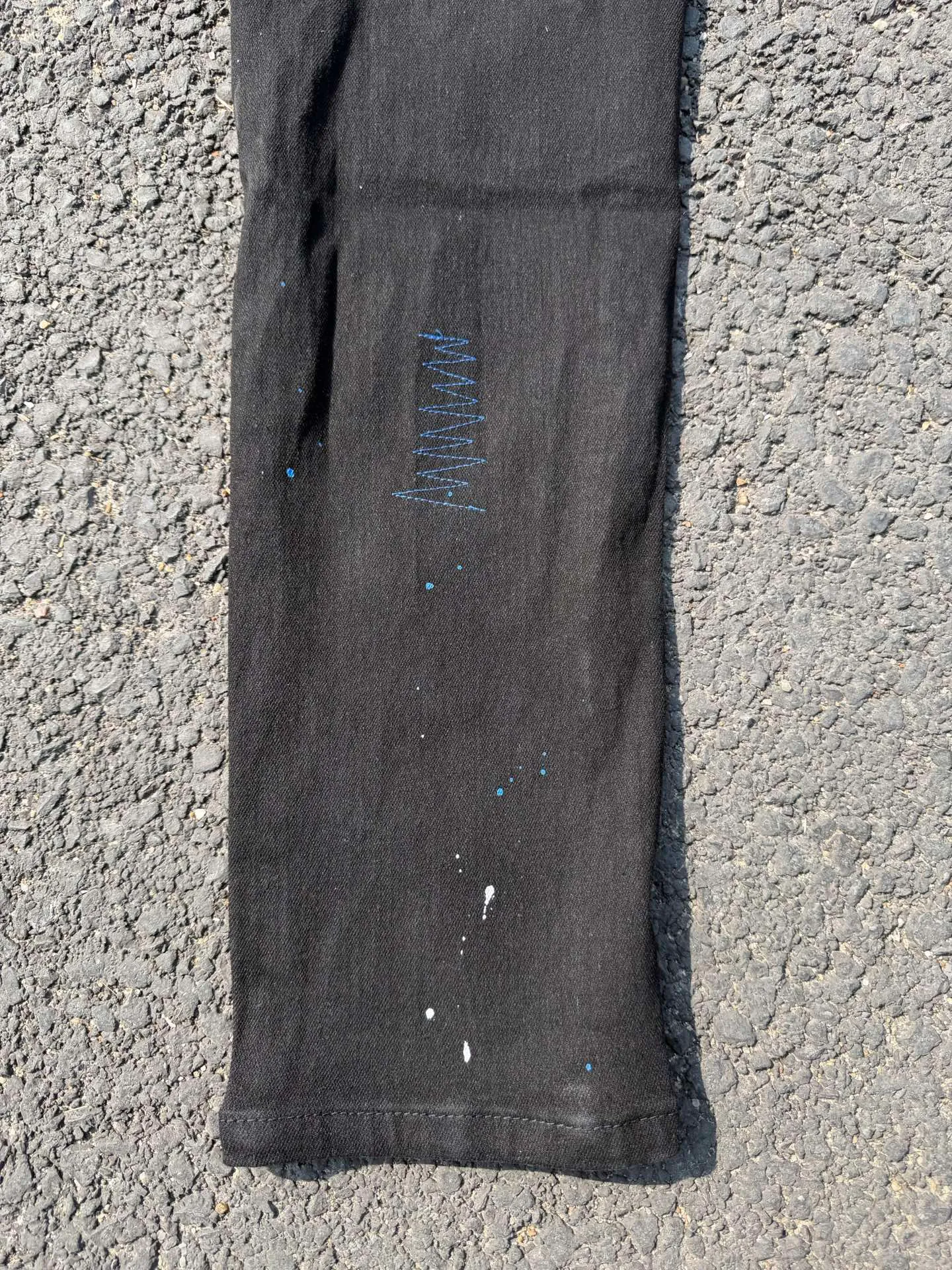 P186 💰 AMIRI popular high street jeans slim fit stretch washed knife cut trousers for men AMIRI amiri is transliterated as Emil, which is the name of the founder. Mike Amiri, the founder of amiri, grew up in Los Angeles, USA. He was influenced by local street culture and Punk Rock since he was a child, so he founded the amiri brand named after himself. A variety of trendy brand clothing meets the needs of different fashion players. Amiri clothing has novel and unique styles and is a well-known street brand in the United States. The styles and styles of many clothes are loved by many street photographers. The various clothing styles meet the dressing needs of different people, show their unique temperament, and show the trend of dressing. amiri's jeans are relatively famous. Not only do they have many styles, but the quality of the jeans is also very good. Many celebrities have also worn amiri brand jeans. Color: Picture color Size: 30, 32, 34, 36