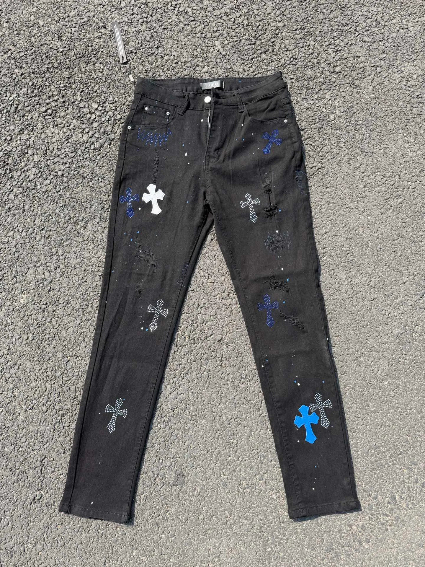 P186 💰 AMIRI popular high street jeans slim fit stretch washed knife cut trousers for men AMIRI amiri is transliterated as Emil, which is the name of the founder. Mike Amiri, the founder of amiri, grew up in Los Angeles, USA. He was influenced by local street culture and Punk Rock since he was a child, so he founded the amiri brand named after himself. A variety of trendy brand clothing meets the needs of different fashion players. Amiri clothing has novel and unique styles and is a well-known street brand in the United States. The styles and styles of many clothes are loved by many street photographers. The various clothing styles meet the dressing needs of different people, show their unique temperament, and show the trend of dressing. amiri's jeans are relatively famous. Not only do they have many styles, but the quality of the jeans is also very good. Many celebrities have also worn amiri brand jeans. Color: Picture color Size: 30, 32, 34, 36