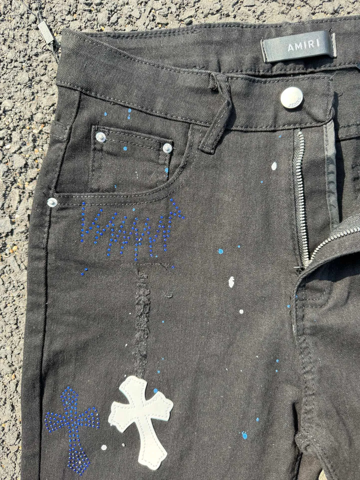 P186 💰 AMIRI popular high street jeans slim fit stretch washed knife cut trousers for men AMIRI amiri is transliterated as Emil, which is the name of the founder. Mike Amiri, the founder of amiri, grew up in Los Angeles, USA. He was influenced by local street culture and Punk Rock since he was a child, so he founded the amiri brand named after himself. A variety of trendy brand clothing meets the needs of different fashion players. Amiri clothing has novel and unique styles and is a well-known street brand in the United States. The styles and styles of many clothes are loved by many street photographers. The various clothing styles meet the dressing needs of different people, show their unique temperament, and show the trend of dressing. amiri's jeans are relatively famous. Not only do they have many styles, but the quality of the jeans is also very good. Many celebrities have also worn amiri brand jeans. Color: Picture color Size: 30, 32, 34, 36
