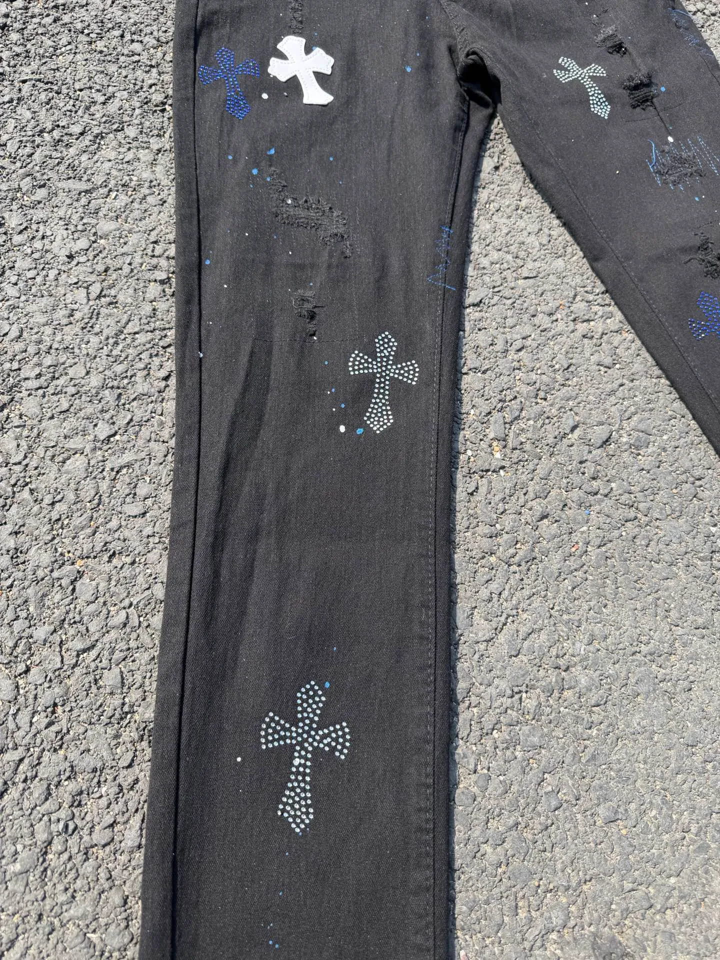 P186 💰 AMIRI popular high street jeans slim fit stretch washed knife cut trousers for men AMIRI amiri is transliterated as Emil, which is the name of the founder. Mike Amiri, the founder of amiri, grew up in Los Angeles, USA. He was influenced by local street culture and Punk Rock since he was a child, so he founded the amiri brand named after himself. A variety of trendy brand clothing meets the needs of different fashion players. Amiri clothing has novel and unique styles and is a well-known street brand in the United States. The styles and styles of many clothes are loved by many street photographers. The various clothing styles meet the dressing needs of different people, show their unique temperament, and show the trend of dressing. amiri's jeans are relatively famous. Not only do they have many styles, but the quality of the jeans is also very good. Many celebrities have also worn amiri brand jeans. Color: Picture color Size: 30, 32, 34, 36