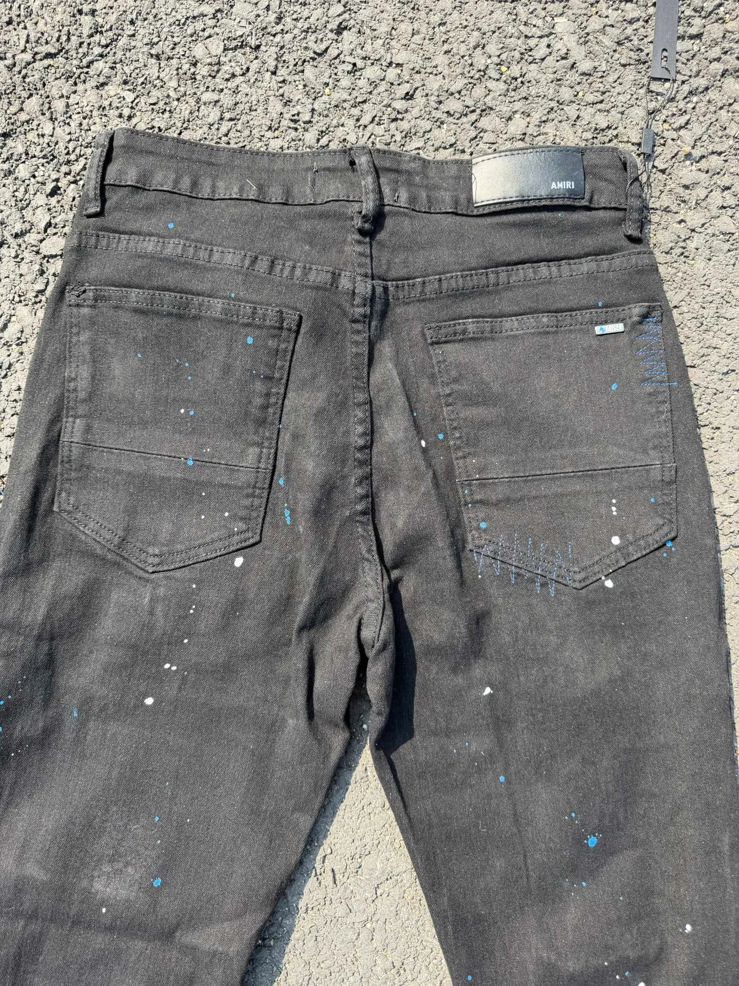 P186 💰 AMIRI popular high street jeans slim fit stretch washed knife cut trousers for men AMIRI amiri is transliterated as Emil, which is the name of the founder. Mike Amiri, the founder of amiri, grew up in Los Angeles, USA. He was influenced by local street culture and Punk Rock since he was a child, so he founded the amiri brand named after himself. A variety of trendy brand clothing meets the needs of different fashion players. Amiri clothing has novel and unique styles and is a well-known street brand in the United States. The styles and styles of many clothes are loved by many street photographers. The various clothing styles meet the dressing needs of different people, show their unique temperament, and show the trend of dressing. amiri's jeans are relatively famous. Not only do they have many styles, but the quality of the jeans is also very good. Many celebrities have also worn amiri brand jeans. Color: Picture color Size: 30, 32, 34, 36