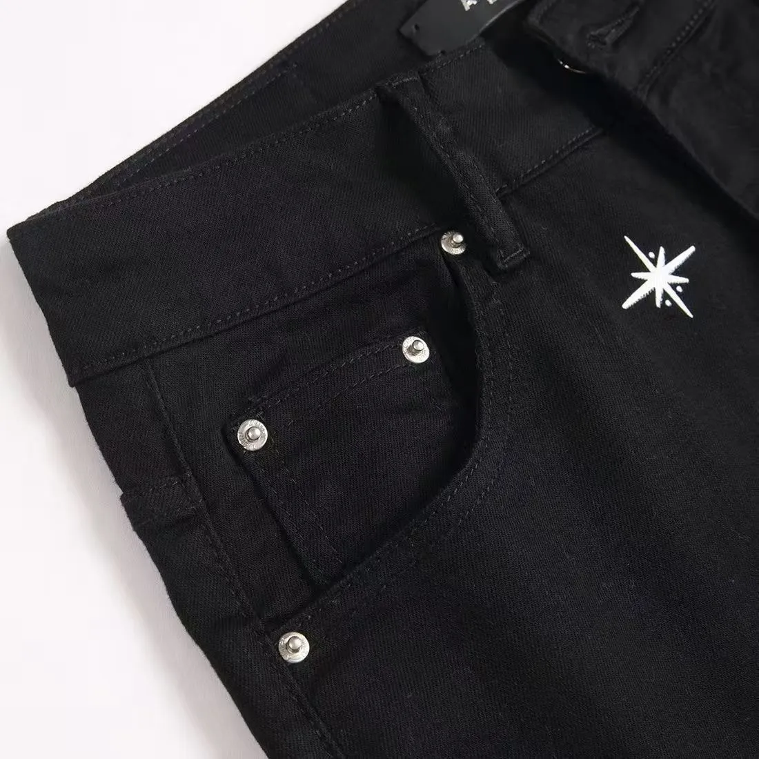 P168 💰 AMIRI patch embroidery jeans trousers AMIRI high street basic ripped tight elastic jeans trousers amiri brand jeans break the production process and cutting of the original jeans, the fabrics are softer and more comfortable Hand-sewn collar label Customized logo buttons Genuine leather tag Color: Picture color Size: 30-32-34-36