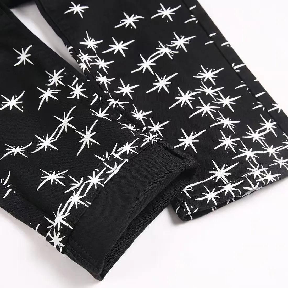 P168 💰 AMIRI patch embroidery jeans trousers AMIRI high street basic ripped tight elastic jeans trousers amiri brand jeans break the production process and cutting of the original jeans, the fabrics are softer and more comfortable Hand-sewn collar label Customized logo buttons Genuine leather tag Color: Picture color Size: 30-32-34-36