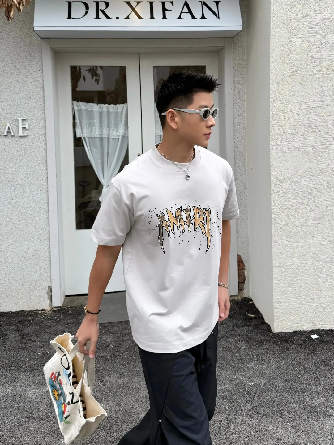 P140 [AMIRI] 2025FW short-sleeved T-shirt LOGO printing, high-end 26s double yarn 300g fabric, heavy fabric, custom stretcher rib, same vat and dye, complete three standards, same style for men and women, color: black, white, gray, size: S M L XL 2XL