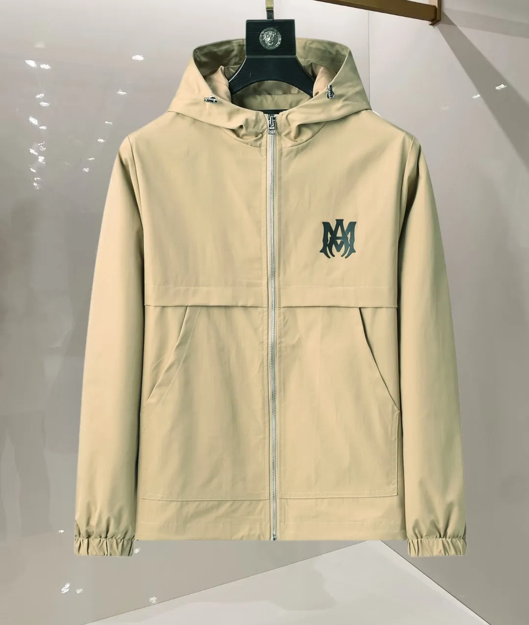 P380 🌸 🌸🌸 Amiri's latest 25-year-old men's jacket, the color combination has a classic charm without losing youthful vitality, reshaping a new design style, showing a bold and confident brand design concept.  Imported fabrics, sleeves and pockets are paired with exclusive brand designs, reflecting the minimalist pursuit of quality and design. Low-key luxury fully embodies the brand image and status! The brand LOGO icon design is simple and recognizable, with a delicate and comfortable touch, excellent details, exquisite and elegant everywhere, fashionable design, a capable and stylish upper body, and full of aura! The all-over pattern and simple aesthetics are brought to the extreme, and it is a jacket that can be mixed and matched. There is no doubt that it is a must-have product for men. It is extremely practical and the color is easy to match.  Color: Picture color. Sizes: M, L, xL, xxL, xxxL