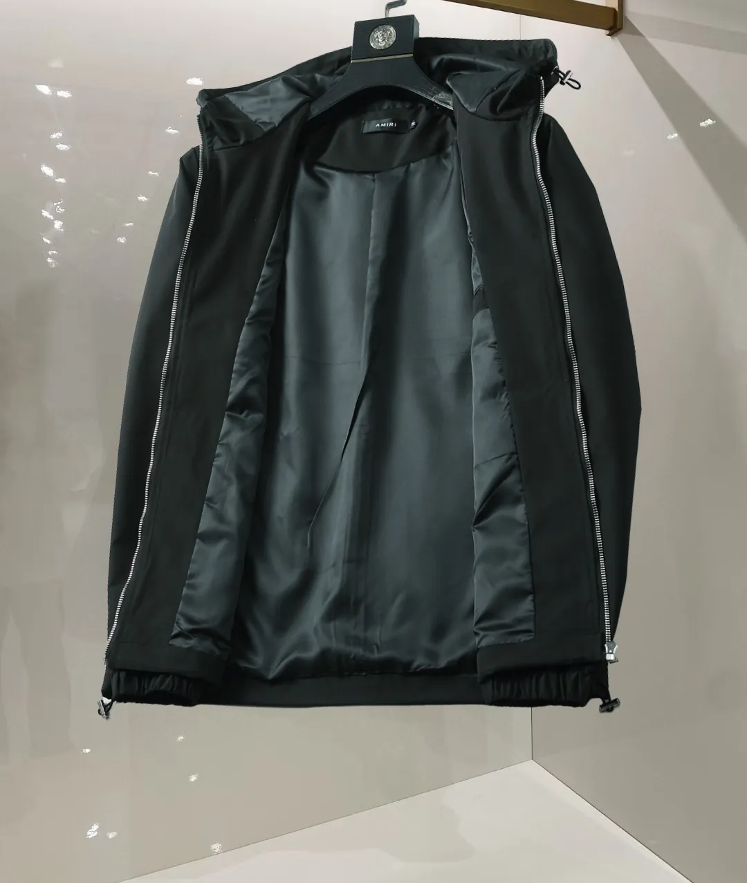 P380 🌸 🌸🌸 Amiri's latest 25-year-old men's jacket, the color combination has a classic charm without losing youthful vitality, reshaping a new design style, showing a bold and confident brand design concept.  Imported fabrics, sleeves and pockets are paired with exclusive brand designs, reflecting the minimalist pursuit of quality and design. Low-key luxury fully embodies the brand image and status! The brand LOGO icon design is simple and recognizable, with a delicate and comfortable touch, excellent details, exquisite and elegant everywhere, fashionable design, a capable and stylish upper body, and full of aura! The all-over pattern and simple aesthetics are brought to the extreme, and it is a jacket that can be mixed and matched. There is no doubt that it is a must-have product for men. It is extremely practical and the color is easy to match.  Color: Picture color. Sizes: M, L, xL, xxL, xxxL