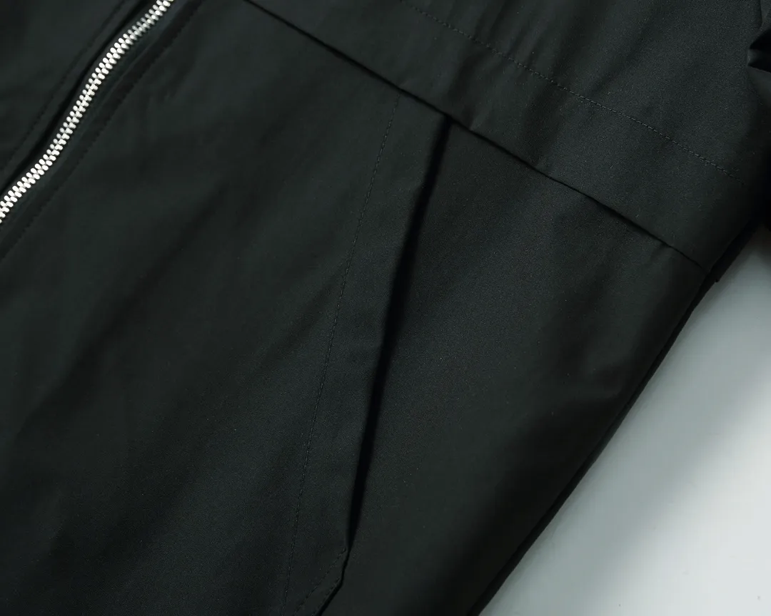 P380 🌸 🌸🌸 Amiri's latest 25-year-old men's jacket, the color combination has a classic charm without losing youthful vitality, reshaping a new design style, showing a bold and confident brand design concept.  Imported fabrics, sleeves and pockets are paired with exclusive brand designs, reflecting the minimalist pursuit of quality and design. Low-key luxury fully embodies the brand image and status! The brand LOGO icon design is simple and recognizable, with a delicate and comfortable touch, excellent details, exquisite and elegant everywhere, fashionable design, a capable and stylish upper body, and full of aura! The all-over pattern and simple aesthetics are brought to the extreme, and it is a jacket that can be mixed and matched. There is no doubt that it is a must-have product for men. It is extremely practical and the color is easy to match.  Color: Picture color. Sizes: M, L, xL, xxL, xxxL