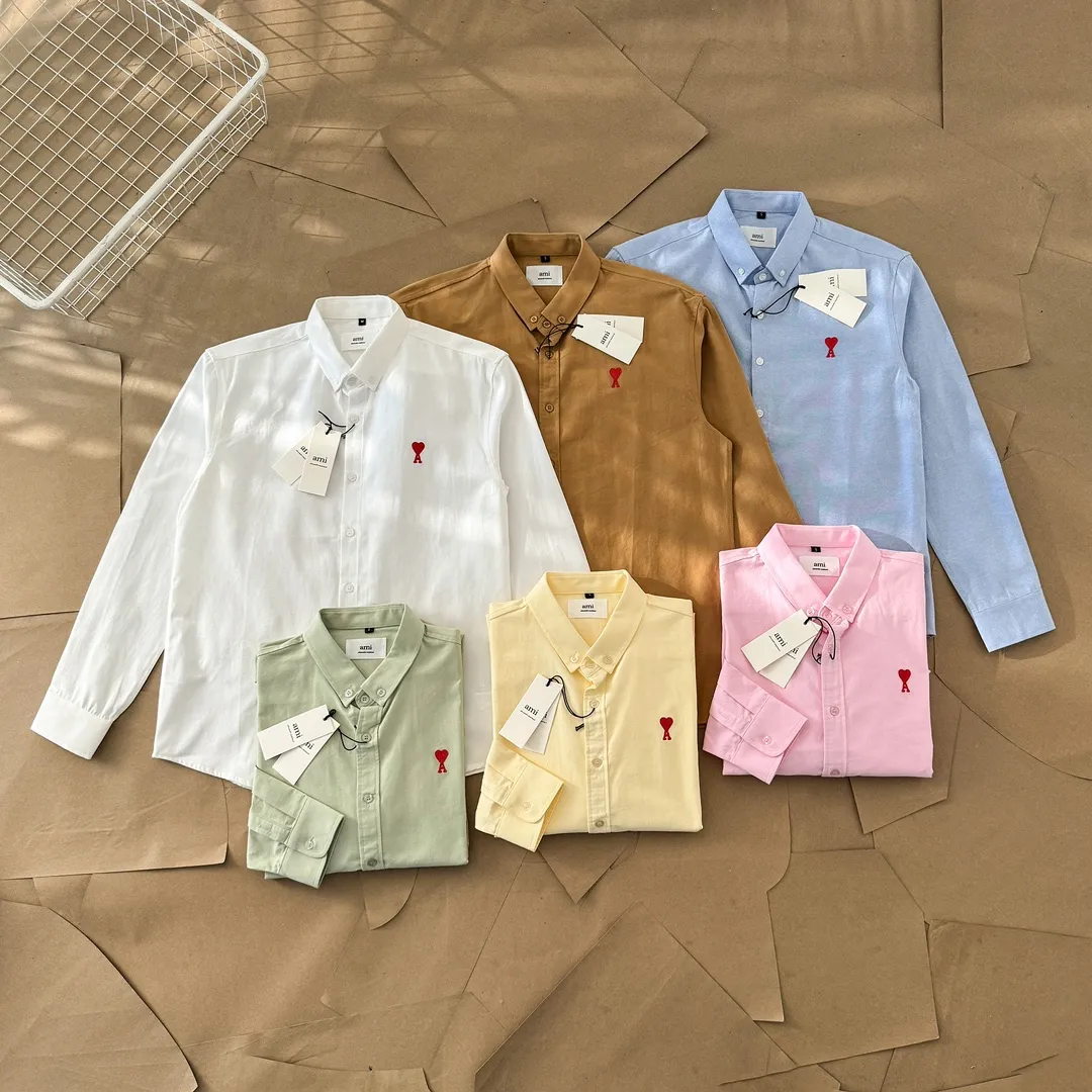 Ami Paris Oxford cotton button-down corner collar casual shirt-small love couple's long-sleeved shirt-same style for men and women. Red small love letter embroidery decoration fashionable and versatile long-sleeved shirt! On sale simultaneously at counters! A well-known French affordable luxury fashion brand. The brand's classic elements are embellishments sought after by major celebrities. Its basic simple design and fashionable style make it a must-have couple's shirt for men and women!  Made of custom-woven 100% Oxford cloth pure cotton, it feels soft and delicate, has excellent moisture absorption and perspiration performance, and is very comfortable and skin-friendly when worn next to the skin! The chest of the shirt is decorated with the classic love letter A logo embroidery. The top-notch embroidery technology is tight, full and full of details, and is cleverly embellished with bright red. It carries all the eye-catching points. It follows the consistent minimalist French attitude. The fabric is soft and comfortable, suitable for any versatile casual shirt couple!  Color: Yellow Pink Green Brown (Loose fit) S-XL is too large White Blue (Standard fit) S-XXL Standard Size: White Blue S-XXL S: Bust 96 Shoulder width 44 Clothing length 68 Sleeve length 58 M: Bust 100 Shoulder width 46 Clothing length 70 Sleeve length 60 L: Bust 104 Shoulder width 48 Clothing length 72 Sleeve length 62 XL: Bust 108, shoulder width 50, dress length 74, sleeve length 63 XXL: Bust 112, shoulder width 52, dress length 76, sleeve length 64 Sizes: Yellow Pink Green Brown S-XL S: Bust 106, shoulder width 47, dress length 71, sleeve length 60 M: Bust 110, shoulder width 48, dress length 73, sleeve length 61 L: Bust 114 Shoulder width 49, clothing length 75, sleeve length 62 XL: Bust 118, shoulder width 50, clothing length 76, sleeve length 63