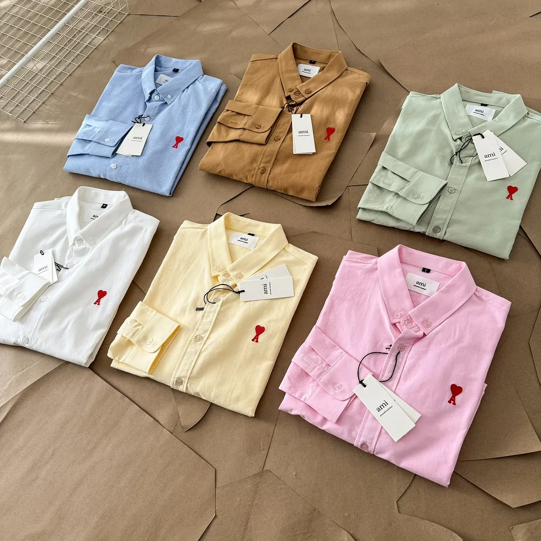 Ami Paris Oxford cotton button-down corner collar casual shirt-small love couple's long-sleeved shirt-same style for men and women. Red small love letter embroidery decoration fashionable and versatile long-sleeved shirt! On sale simultaneously at counters! A well-known French affordable luxury fashion brand. The brand's classic elements are embellishments sought after by major celebrities. Its basic simple design and fashionable style make it a must-have couple's shirt for men and women!  Made of custom-woven 100% Oxford cloth pure cotton, it feels soft and delicate, has excellent moisture absorption and perspiration performance, and is very comfortable and skin-friendly when worn next to the skin! The chest of the shirt is decorated with the classic love letter A logo embroidery. The top-notch embroidery technology is tight, full and full of details, and is cleverly embellished with bright red. It carries all the eye-catching points. It follows the consistent minimalist French attitude. The fabric is soft and comfortable, suitable for any versatile casual shirt couple!  Color: Yellow Pink Green Brown (Loose fit) S-XL is too large White Blue (Standard fit) S-XXL Standard Size: White Blue S-XXL S: Bust 96 Shoulder width 44 Clothing length 68 Sleeve length 58 M: Bust 100 Shoulder width 46 Clothing length 70 Sleeve length 60 L: Bust 104 Shoulder width 48 Clothing length 72 Sleeve length 62 XL: Bust 108, shoulder width 50, dress length 74, sleeve length 63 XXL: Bust 112, shoulder width 52, dress length 76, sleeve length 64 Sizes: Yellow Pink Green Brown S-XL S: Bust 106, shoulder width 47, dress length 71, sleeve length 60 M: Bust 110, shoulder width 48, dress length 73, sleeve length 61 L: Bust 114 Shoulder width 49, clothing length 75, sleeve length 62 XL: Bust 118, shoulder width 50, clothing length 76, sleeve length 63
