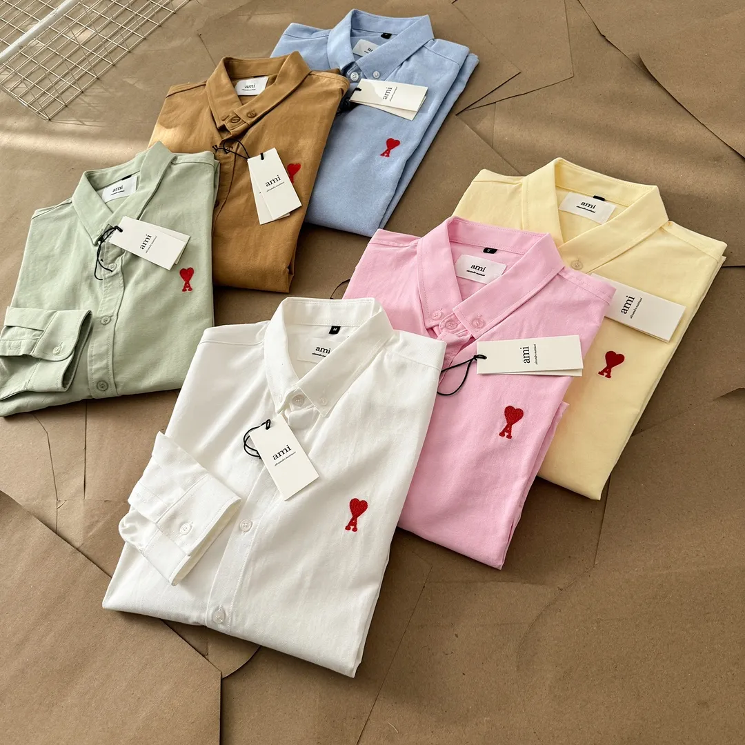 Ami Paris Oxford cotton button-down corner collar casual shirt-small love couple's long-sleeved shirt-same style for men and women. Red small love letter embroidery decoration fashionable and versatile long-sleeved shirt! On sale simultaneously at counters! A well-known French affordable luxury fashion brand. The brand's classic elements are embellishments sought after by major celebrities. Its basic simple design and fashionable style make it a must-have couple's shirt for men and women!  Made of custom-woven 100% Oxford cloth pure cotton, it feels soft and delicate, has excellent moisture absorption and perspiration performance, and is very comfortable and skin-friendly when worn next to the skin! The chest of the shirt is decorated with the classic love letter A logo embroidery. The top-notch embroidery technology is tight, full and full of details, and is cleverly embellished with bright red. It carries all the eye-catching points. It follows the consistent minimalist French attitude. The fabric is soft and comfortable, suitable for any versatile casual shirt couple!  Color: Yellow Pink Green Brown (Loose fit) S-XL is too large White Blue (Standard fit) S-XXL Standard Size: White Blue S-XXL S: Bust 96 Shoulder width 44 Clothing length 68 Sleeve length 58 M: Bust 100 Shoulder width 46 Clothing length 70 Sleeve length 60 L: Bust 104 Shoulder width 48 Clothing length 72 Sleeve length 62 XL: Bust 108, shoulder width 50, dress length 74, sleeve length 63 XXL: Bust 112, shoulder width 52, dress length 76, sleeve length 64 Sizes: Yellow Pink Green Brown S-XL S: Bust 106, shoulder width 47, dress length 71, sleeve length 60 M: Bust 110, shoulder width 48, dress length 73, sleeve length 61 L: Bust 114 Shoulder width 49, clothing length 75, sleeve length 62 XL: Bust 118, shoulder width 50, clothing length 76, sleeve length 63