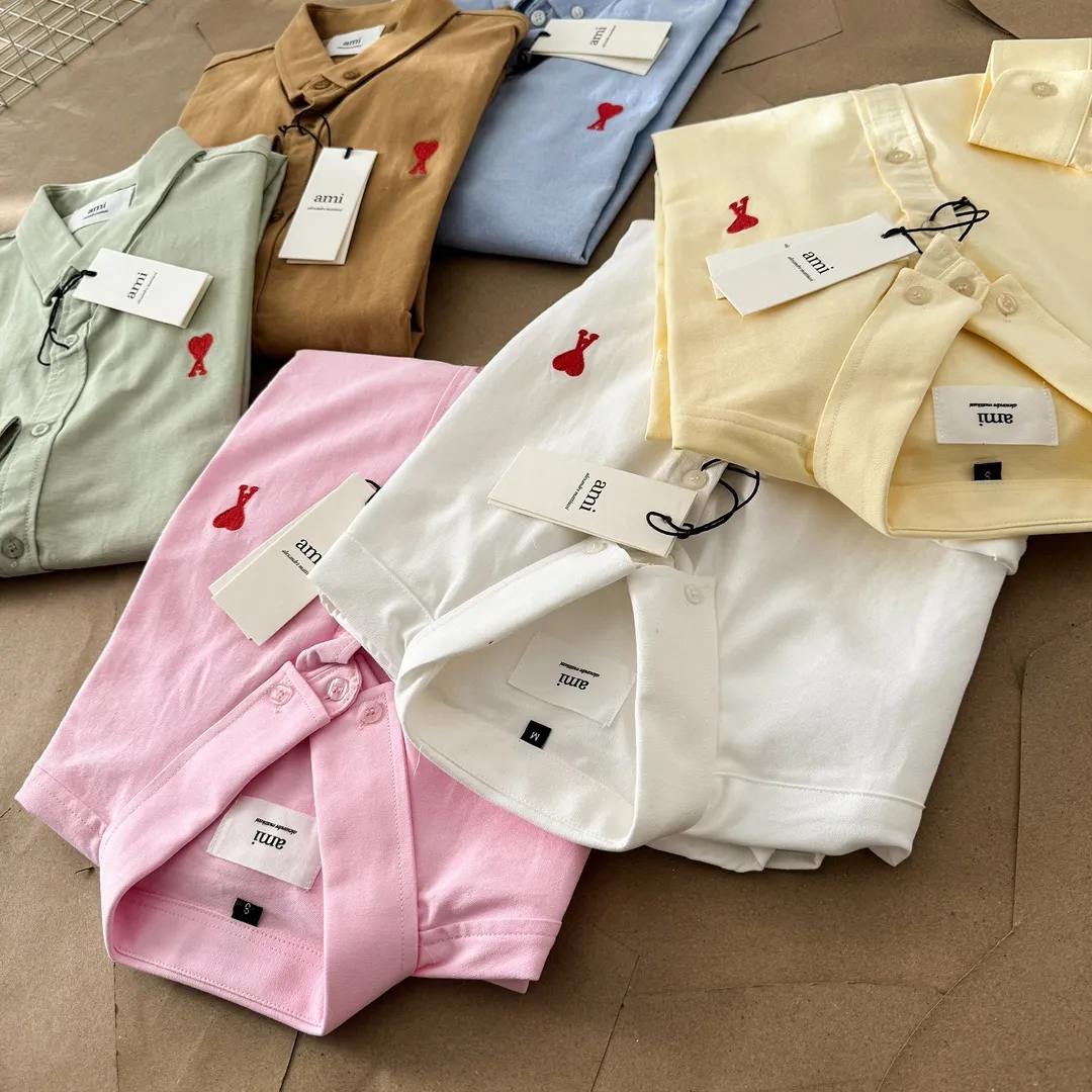 Ami Paris Oxford cotton button-down corner collar casual shirt-small love couple's long-sleeved shirt-same style for men and women. Red small love letter embroidery decoration fashionable and versatile long-sleeved shirt! On sale simultaneously at counters! A well-known French affordable luxury fashion brand. The brand's classic elements are embellishments sought after by major celebrities. Its basic simple design and fashionable style make it a must-have couple's shirt for men and women!  Made of custom-woven 100% Oxford cloth pure cotton, it feels soft and delicate, has excellent moisture absorption and perspiration performance, and is very comfortable and skin-friendly when worn next to the skin! The chest of the shirt is decorated with the classic love letter A logo embroidery. The top-notch embroidery technology is tight, full and full of details, and is cleverly embellished with bright red. It carries all the eye-catching points. It follows the consistent minimalist French attitude. The fabric is soft and comfortable, suitable for any versatile casual shirt couple!  Color: Yellow Pink Green Brown (Loose fit) S-XL is too large White Blue (Standard fit) S-XXL Standard Size: White Blue S-XXL S: Bust 96 Shoulder width 44 Clothing length 68 Sleeve length 58 M: Bust 100 Shoulder width 46 Clothing length 70 Sleeve length 60 L: Bust 104 Shoulder width 48 Clothing length 72 Sleeve length 62 XL: Bust 108, shoulder width 50, dress length 74, sleeve length 63 XXL: Bust 112, shoulder width 52, dress length 76, sleeve length 64 Sizes: Yellow Pink Green Brown S-XL S: Bust 106, shoulder width 47, dress length 71, sleeve length 60 M: Bust 110, shoulder width 48, dress length 73, sleeve length 61 L: Bust 114 Shoulder width 49, clothing length 75, sleeve length 62 XL: Bust 118, shoulder width 50, clothing length 76, sleeve length 63