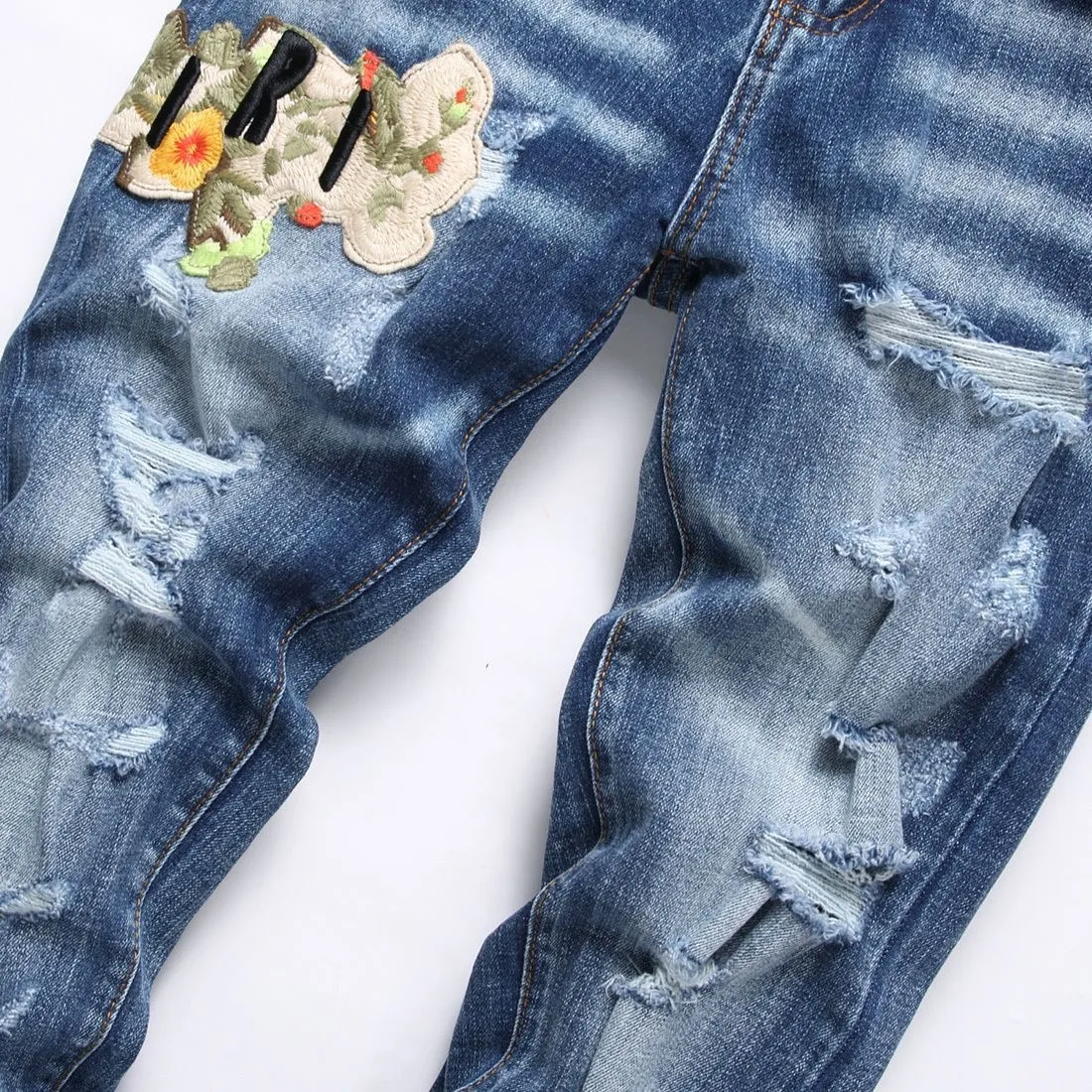 #M53 P168💰 AMIRI patch embroidery jeans trousers AMIRI high street basic ripped tight elastic jeans trousers amiri brand jeans break the production process and cutting of the original jeans, the fabrics are softer and more comfortable Hand-sewn collar label Customized logo buttons Genuine leather tag Color: Picture color Size: 30-32-34-36