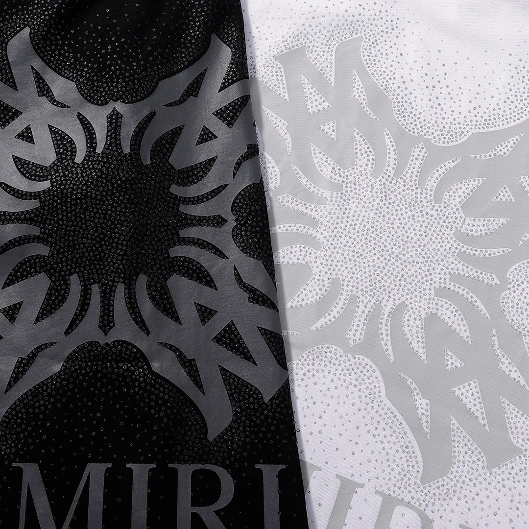 P126 Fabric: 260g double yarn, AMIRI 2025 spring and summer new logo round neck T-shirt, high street, same style for men and women, loose classic hot silver lettering printed short sleeves. Color: black. White Size: S M L XL