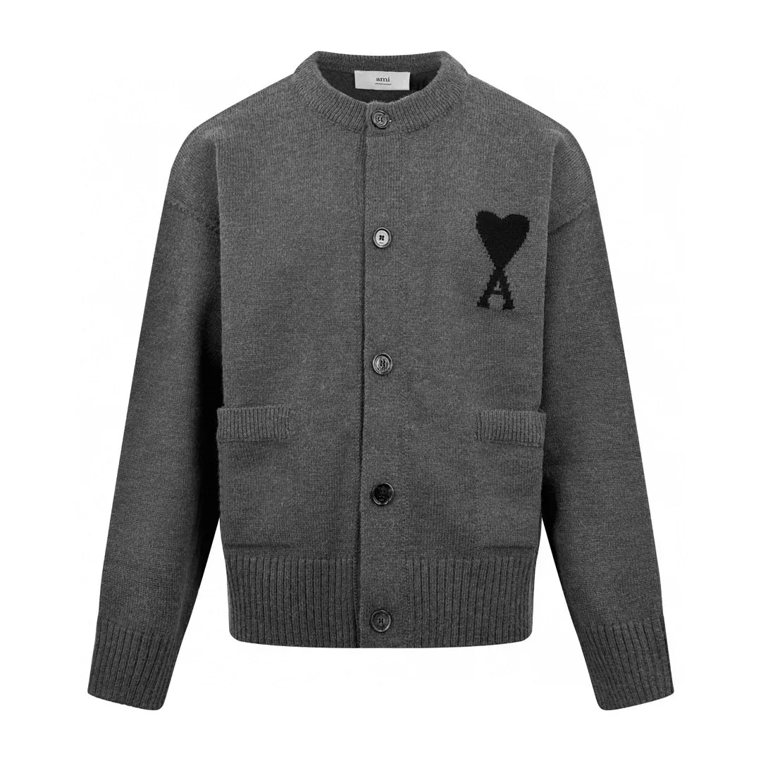 🅿️500 [Exclusive supply] Ami love jacquard woolen cardigan (gray). The original purchase was 4,900 and developed. The fabric is made of custom-woven luxurious Merino wool. It is soft and delicate, comfortable and close to the skin. It is made of high-grade gray ink. It is calm and restrained. A contrasting love heart jumps on the chest. It quietly exudes its own charming halo. The brand is fully recognizable. It has a unique cardigan silhouette and exquisite button design. It interprets the elegance and spontaneity of French fashion, is the ultimate simplification of color, and conveys the love and persistence of life. Meet the ultimate simplicity and the well-deserved king of all-match. Made of jacquard tissue imported from Germany, the arrangement and interweaving of yarns are precisely controlled and carefully interwoven on the loom. The Ami love jacquard artistic pattern inlay makes the fabric more vivid and three-dimensional. Garment washing water softening and deodorizing process uses professional washing equipment and specific detergents to deeply clean and deodorize clothes to improve the feel and appearance of clothes. Size:S-M-L-XL