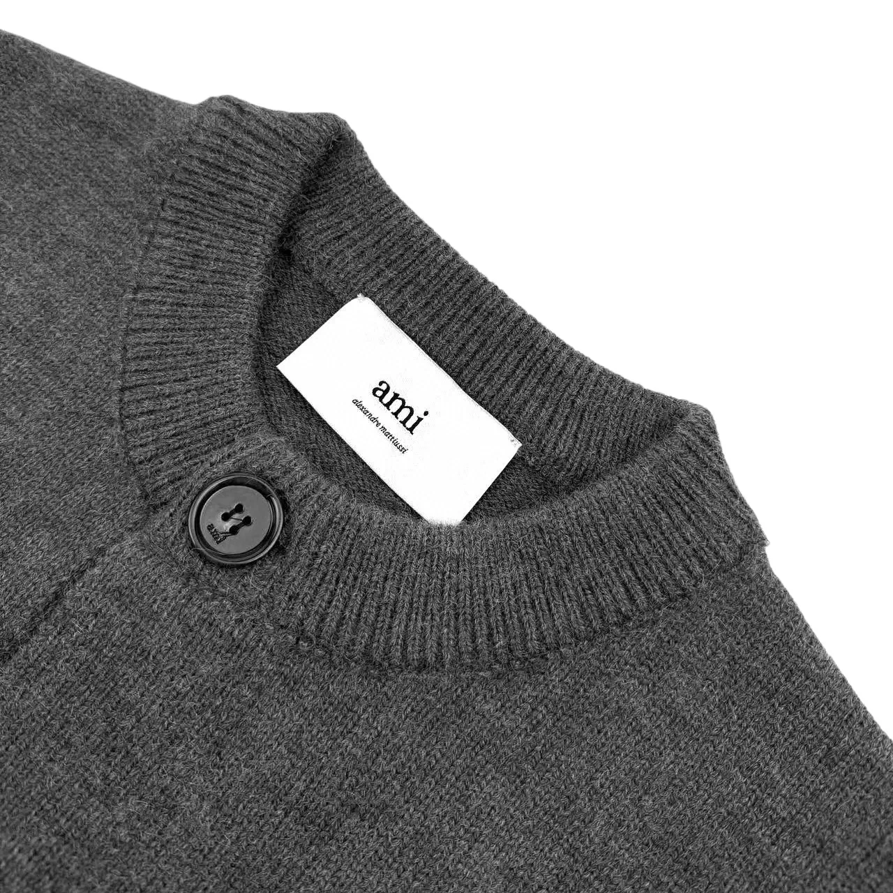 🅿️500 [Exclusive supply] Ami love jacquard woolen cardigan (gray). The original purchase was 4,900 and developed. The fabric is made of custom-woven luxurious Merino wool. It is soft and delicate, comfortable and close to the skin. It is made of high-grade gray ink. It is calm and restrained. A contrasting love heart jumps on the chest. It quietly exudes its own charming halo. The brand is fully recognizable. It has a unique cardigan silhouette and exquisite button design. It interprets the elegance and spontaneity of French fashion, is the ultimate simplification of color, and conveys the love and persistence of life. Meet the ultimate simplicity and the well-deserved king of all-match. Made of jacquard tissue imported from Germany, the arrangement and interweaving of yarns are precisely controlled and carefully interwoven on the loom. The Ami love jacquard artistic pattern inlay makes the fabric more vivid and three-dimensional. Garment washing water softening and deodorizing process uses professional washing equipment and specific detergents to deeply clean and deodorize clothes to improve the feel and appearance of clothes. Size:S-M-L-XL