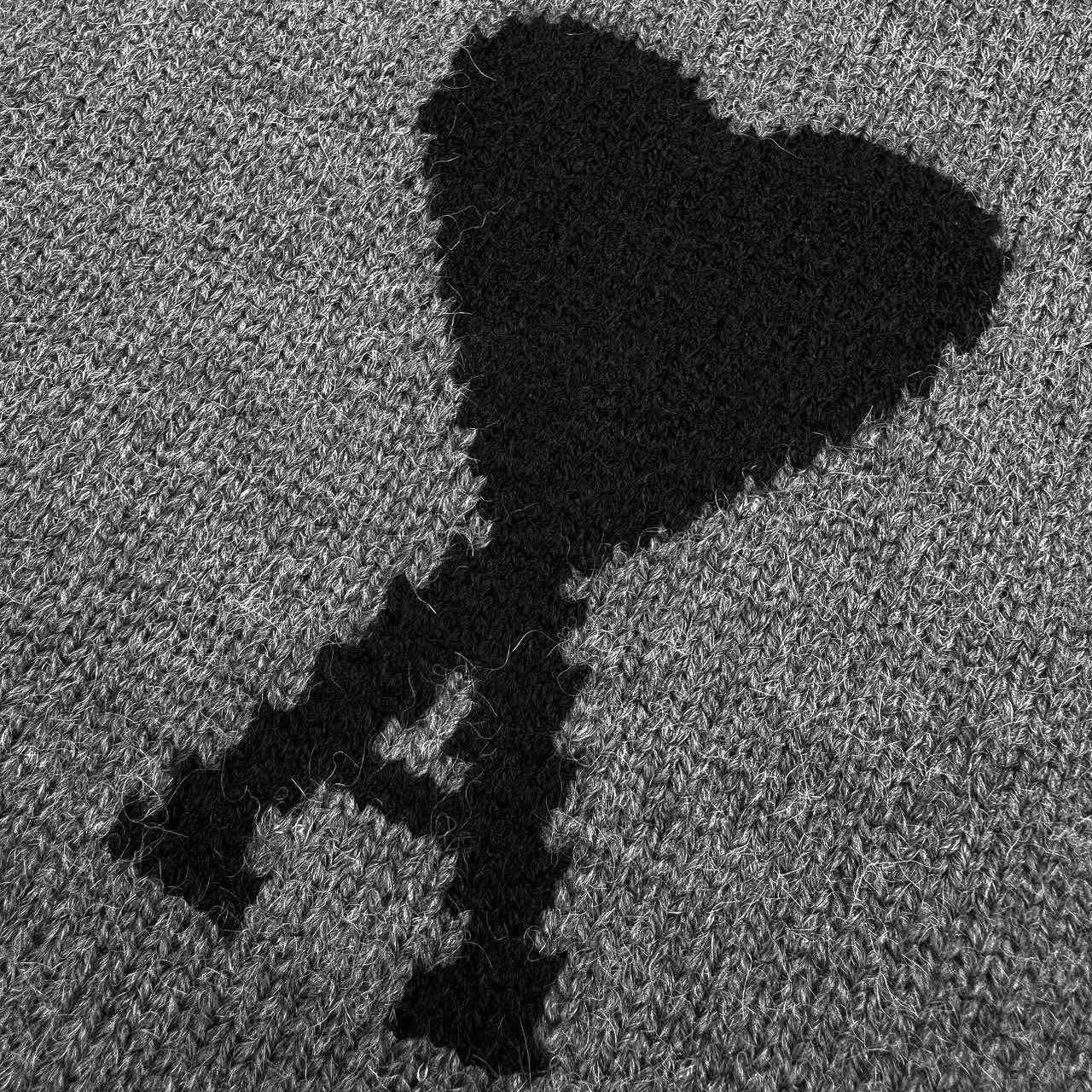 🅿️500 [Exclusive supply] Ami love jacquard woolen cardigan (gray). The original purchase was 4,900 and developed. The fabric is made of custom-woven luxurious Merino wool. It is soft and delicate, comfortable and close to the skin. It is made of high-grade gray ink. It is calm and restrained. A contrasting love heart jumps on the chest. It quietly exudes its own charming halo. The brand is fully recognizable. It has a unique cardigan silhouette and exquisite button design. It interprets the elegance and spontaneity of French fashion, is the ultimate simplification of color, and conveys the love and persistence of life. Meet the ultimate simplicity and the well-deserved king of all-match. Made of jacquard tissue imported from Germany, the arrangement and interweaving of yarns are precisely controlled and carefully interwoven on the loom. The Ami love jacquard artistic pattern inlay makes the fabric more vivid and three-dimensional. Garment washing water softening and deodorizing process uses professional washing equipment and specific detergents to deeply clean and deodorize clothes to improve the feel and appearance of clothes. Size:S-M-L-XL