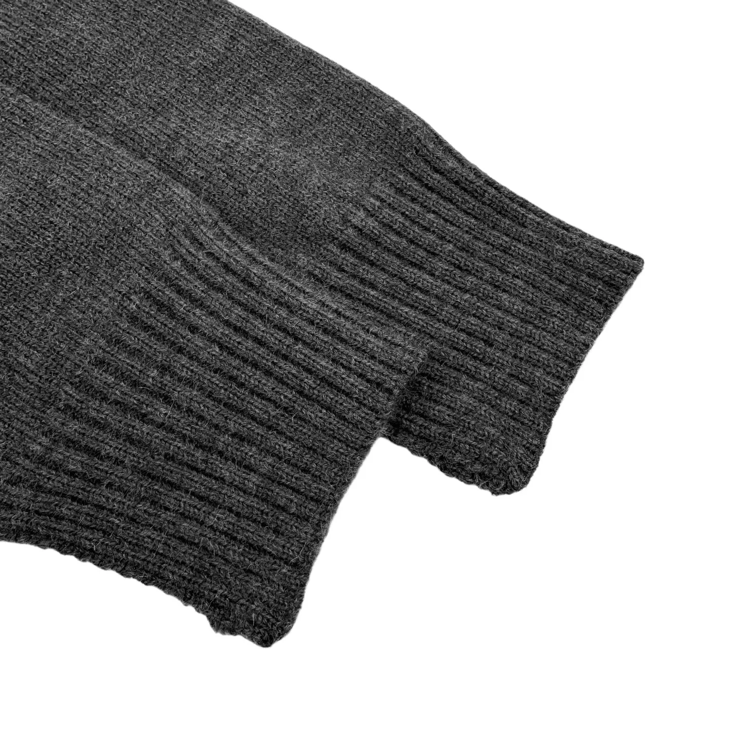 🅿️500 [Exclusive supply] Ami love jacquard woolen cardigan (gray). The original purchase was 4,900 and developed. The fabric is made of custom-woven luxurious Merino wool. It is soft and delicate, comfortable and close to the skin. It is made of high-grade gray ink. It is calm and restrained. A contrasting love heart jumps on the chest. It quietly exudes its own charming halo. The brand is fully recognizable. It has a unique cardigan silhouette and exquisite button design. It interprets the elegance and spontaneity of French fashion, is the ultimate simplification of color, and conveys the love and persistence of life. Meet the ultimate simplicity and the well-deserved king of all-match. Made of jacquard tissue imported from Germany, the arrangement and interweaving of yarns are precisely controlled and carefully interwoven on the loom. The Ami love jacquard artistic pattern inlay makes the fabric more vivid and three-dimensional. Garment washing water softening and deodorizing process uses professional washing equipment and specific detergents to deeply clean and deodorize clothes to improve the feel and appearance of clothes. Size:S-M-L-XL