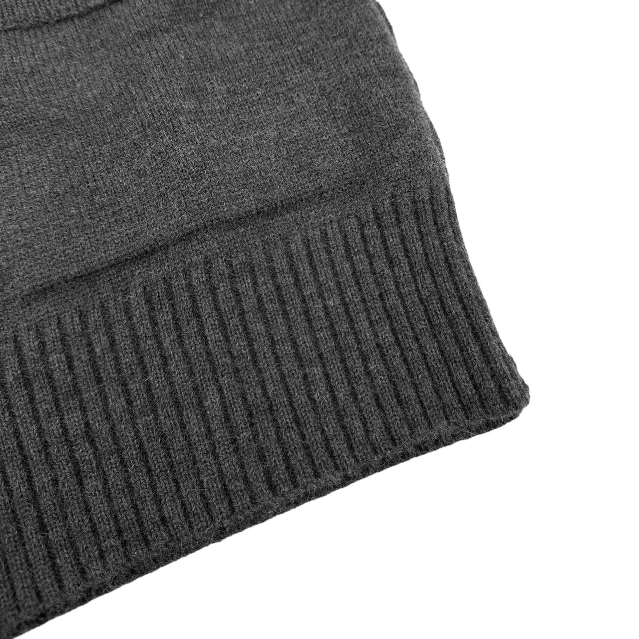 🅿️500 [Exclusive supply] Ami love jacquard woolen cardigan (gray). The original purchase was 4,900 and developed. The fabric is made of custom-woven luxurious Merino wool. It is soft and delicate, comfortable and close to the skin. It is made of high-grade gray ink. It is calm and restrained. A contrasting love heart jumps on the chest. It quietly exudes its own charming halo. The brand is fully recognizable. It has a unique cardigan silhouette and exquisite button design. It interprets the elegance and spontaneity of French fashion, is the ultimate simplification of color, and conveys the love and persistence of life. Meet the ultimate simplicity and the well-deserved king of all-match. Made of jacquard tissue imported from Germany, the arrangement and interweaving of yarns are precisely controlled and carefully interwoven on the loom. The Ami love jacquard artistic pattern inlay makes the fabric more vivid and three-dimensional. Garment washing water softening and deodorizing process uses professional washing equipment and specific detergents to deeply clean and deodorize clothes to improve the feel and appearance of clothes. Size:S-M-L-XL