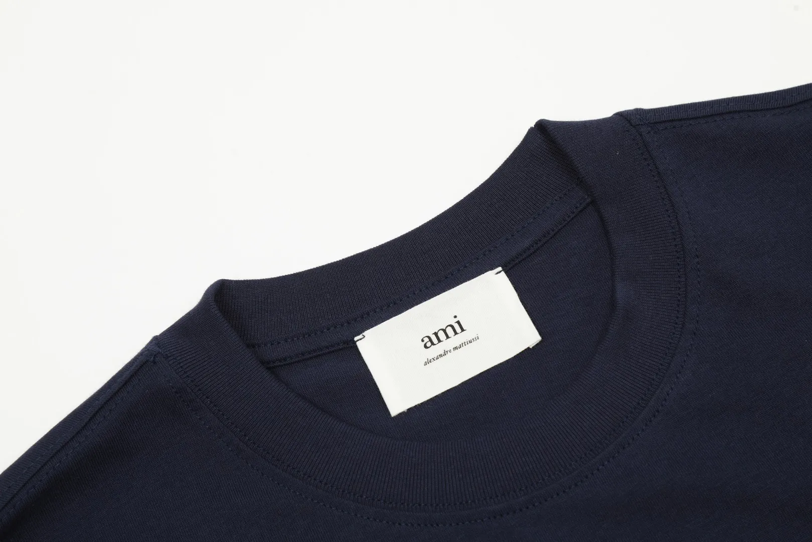 Ami Amy 2024ss Spring New Style Classic Metal Chapter Short Sleeves ✅The maximum size can be worn up to 230 pounds. No pressure to export to Europe and the United States. Sizes S-XL Color: Black, White, Apricot, Navy Blue, Burgundy, Pink, Sky Blue, Mint Green
