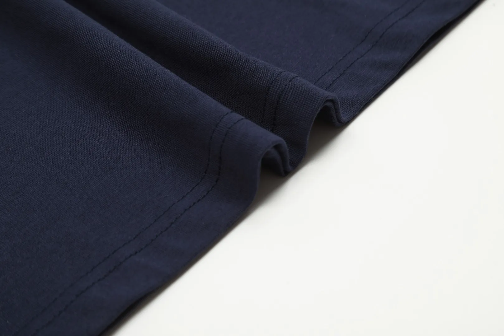 Ami Amy 2024ss Spring New Style Classic Metal Chapter Short Sleeves ✅The maximum size can be worn up to 230 pounds. No pressure to export to Europe and the United States. Sizes S-XL Color: Black, White, Apricot, Navy Blue, Burgundy, Pink, Sky Blue, Mint Green